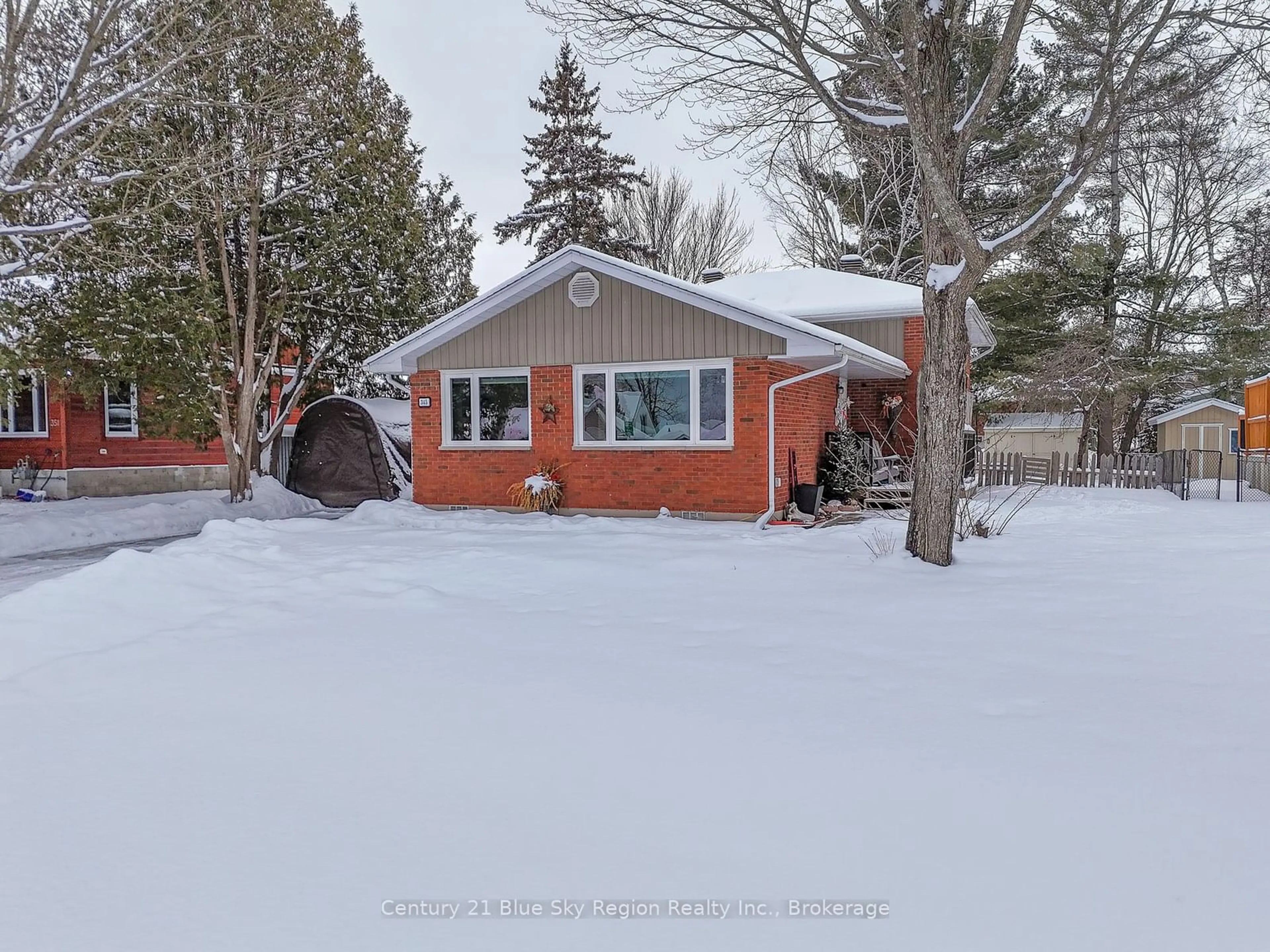 A pic from outside/outdoor area/front of a property/back of a property/a pic from drone, street for 345 Lakeside Dr, North Bay Ontario P1A 3E5