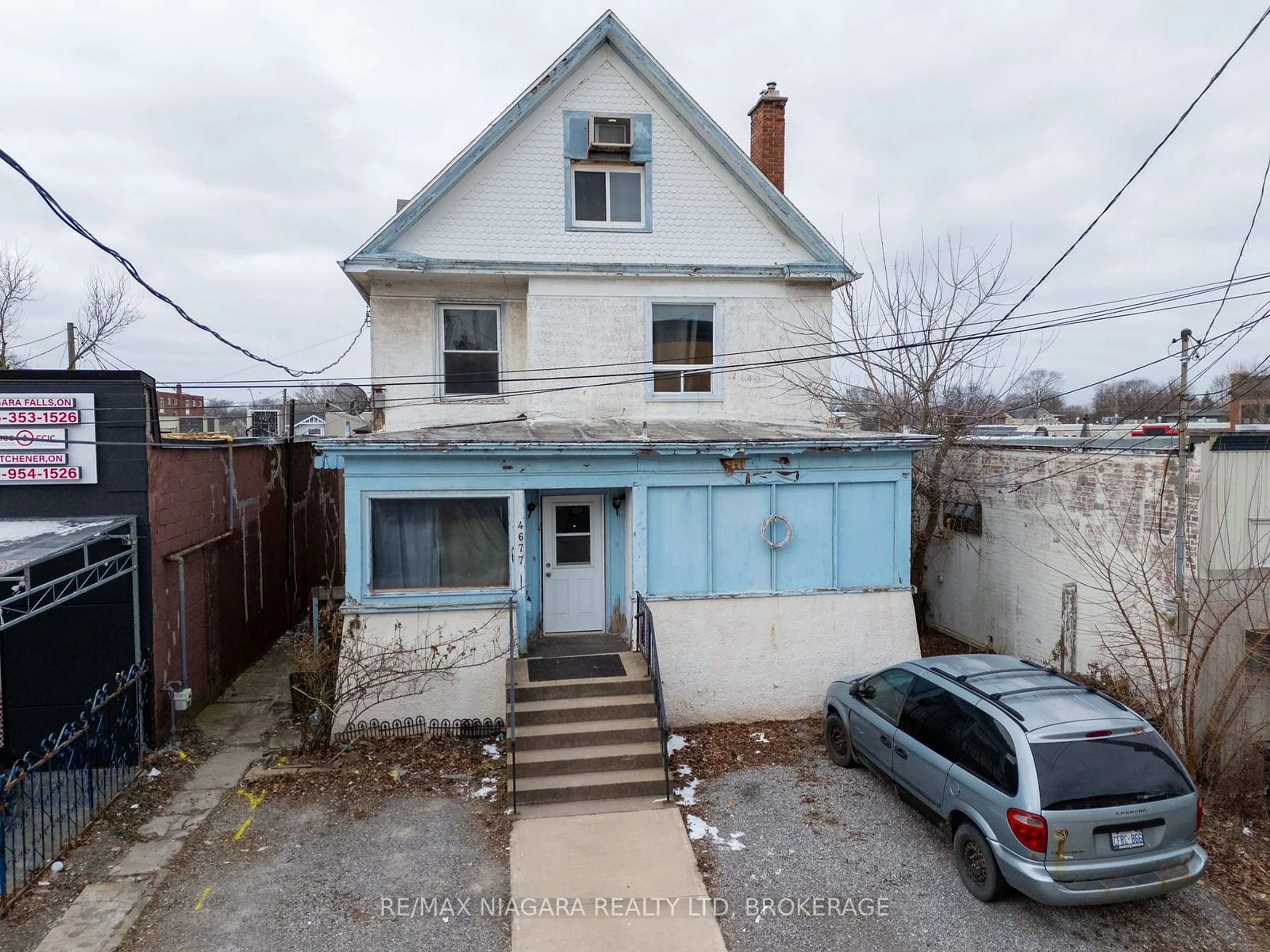 A pic from outside/outdoor area/front of a property/back of a property/a pic from drone, street for 4677 Crysler Ave, Niagara Falls Ontario L2E 3V7