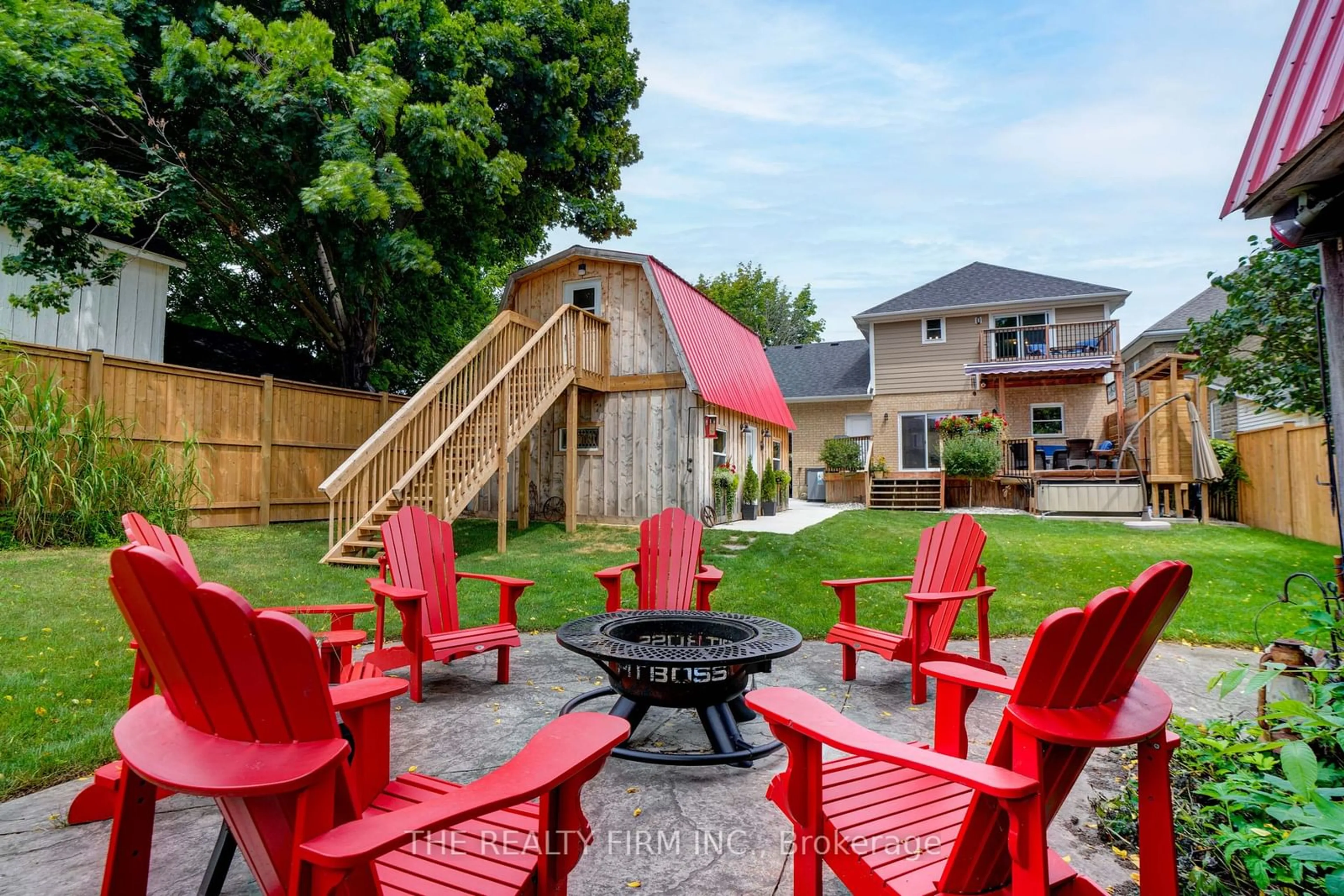 Patio, street for 32 Colborne St, Strathroy-Caradoc Ontario N7G 2L9