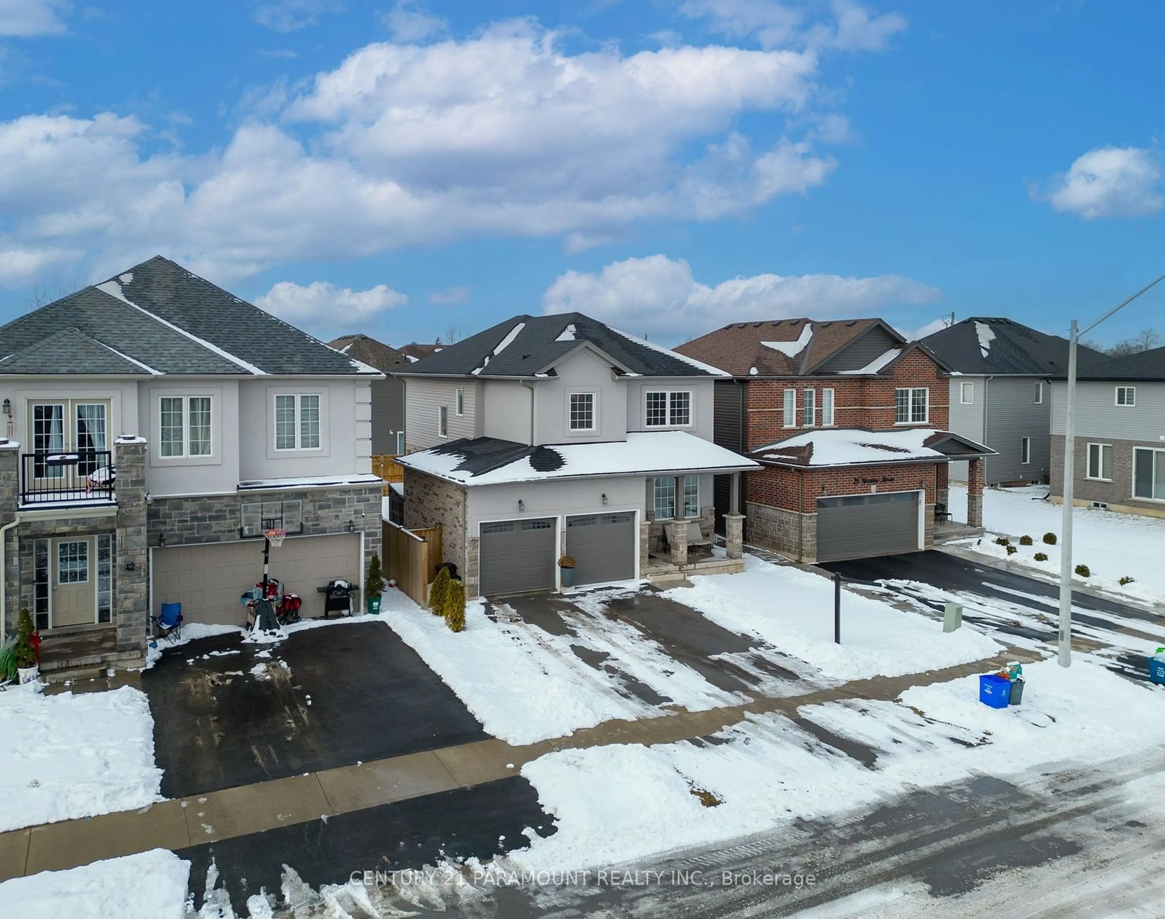 A pic from outside/outdoor area/front of a property/back of a property/a pic from drone, street for 34 Woodbine Ave, Welland Ontario L3B 0H5