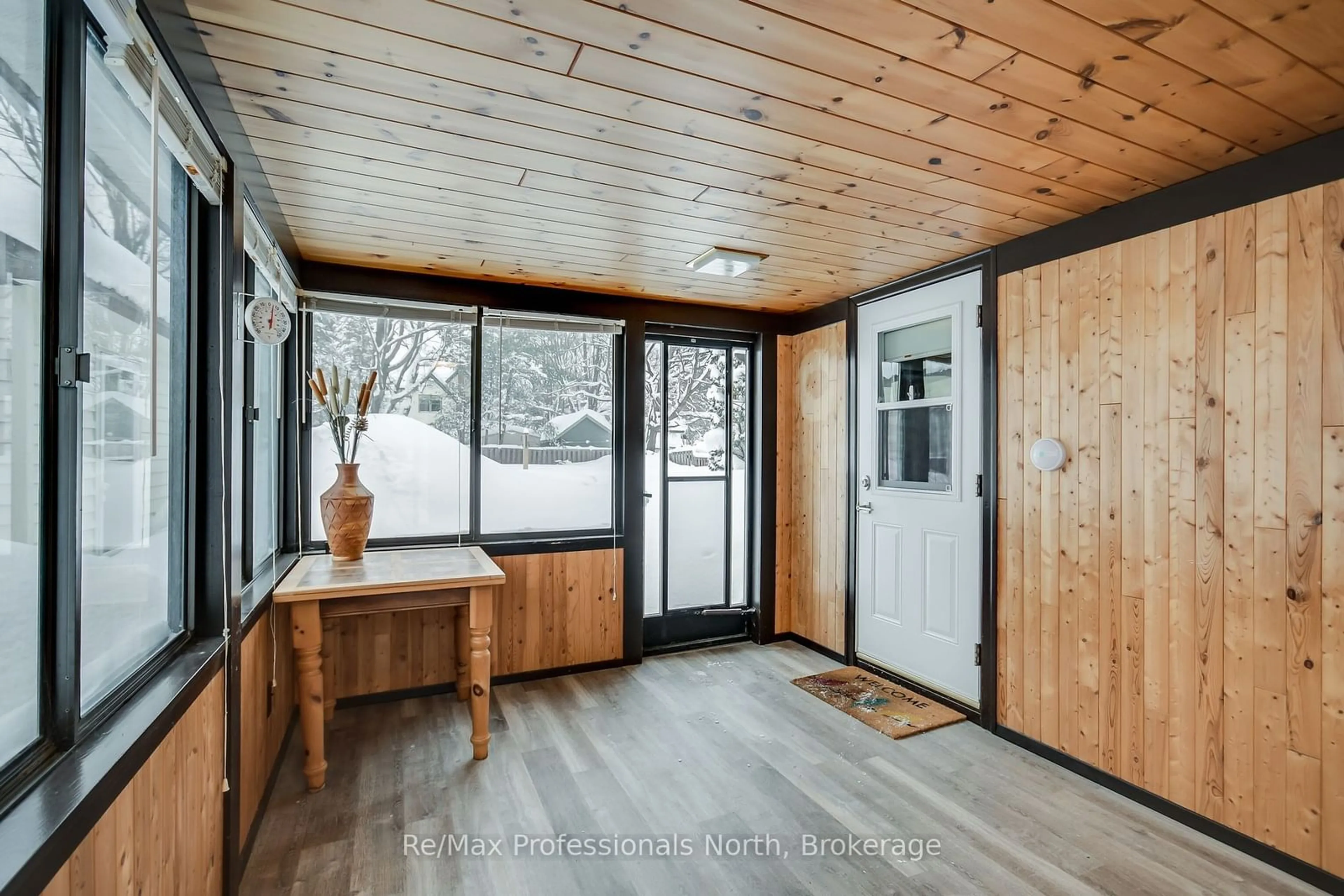 Indoor entryway for 340 BISHOP St, Gravenhurst Ontario P1P 1M5