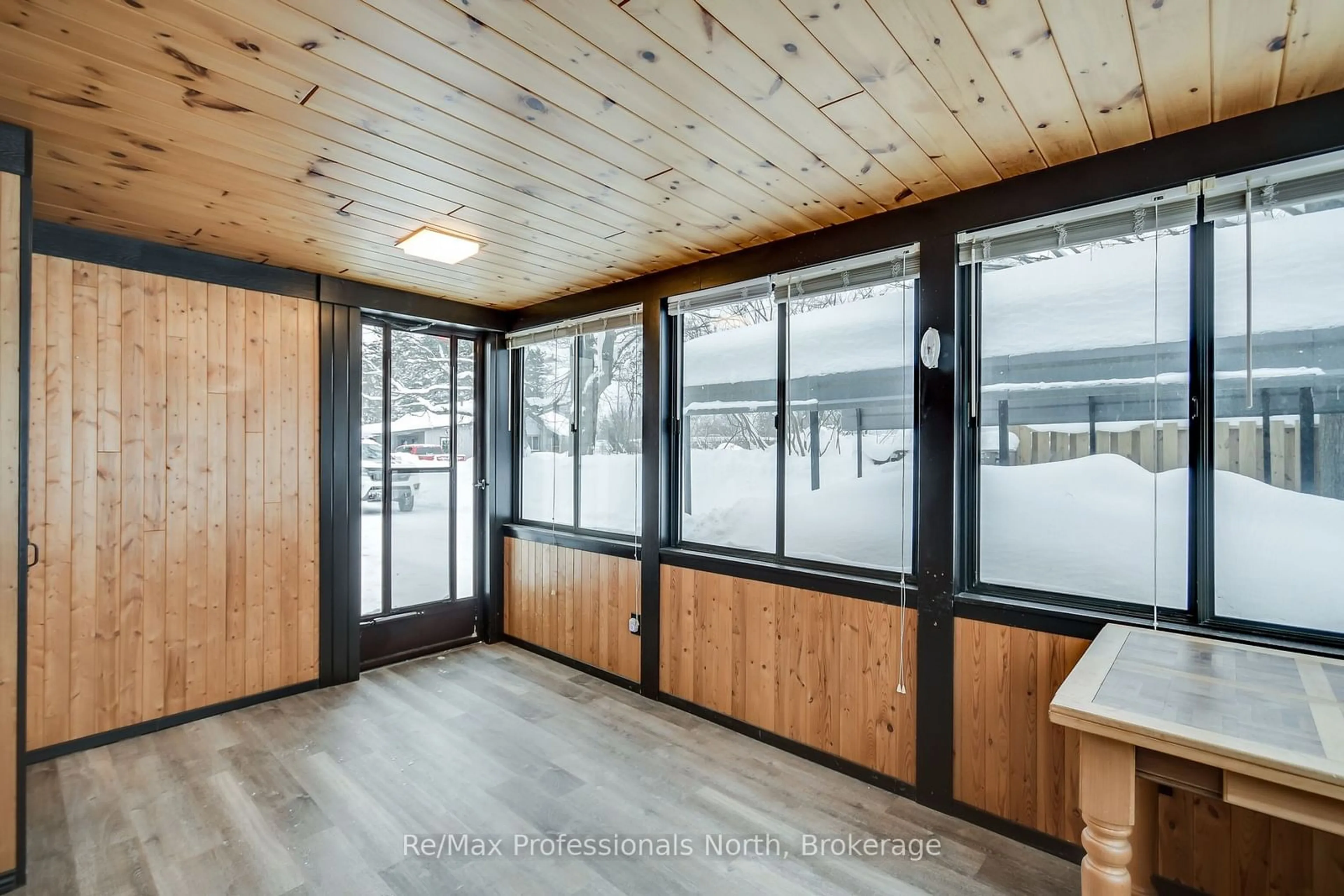 Indoor entryway for 340 BISHOP St, Gravenhurst Ontario P1P 1M5