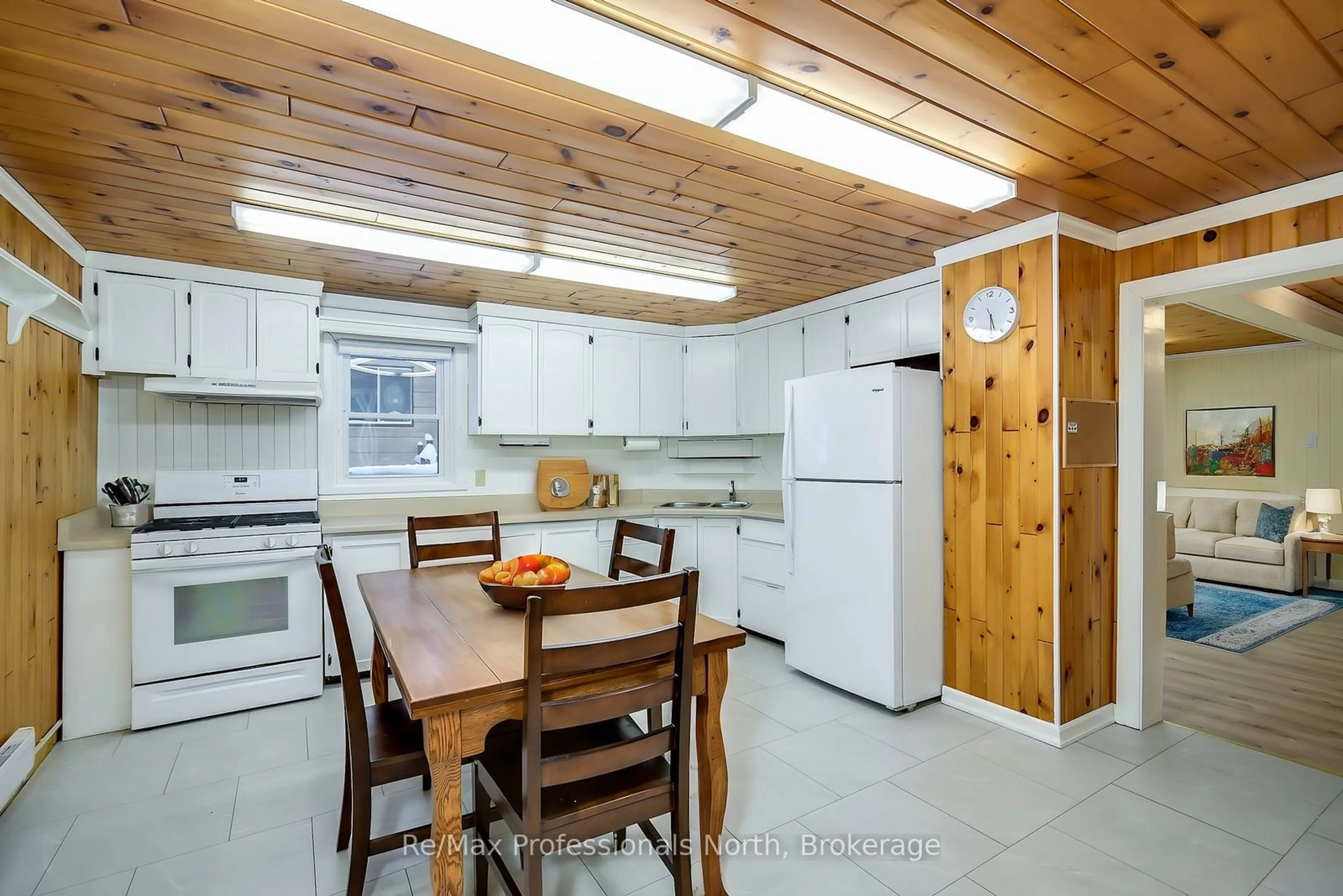 Standard kitchen, unknown for 340 BISHOP St, Gravenhurst Ontario P1P 1M5