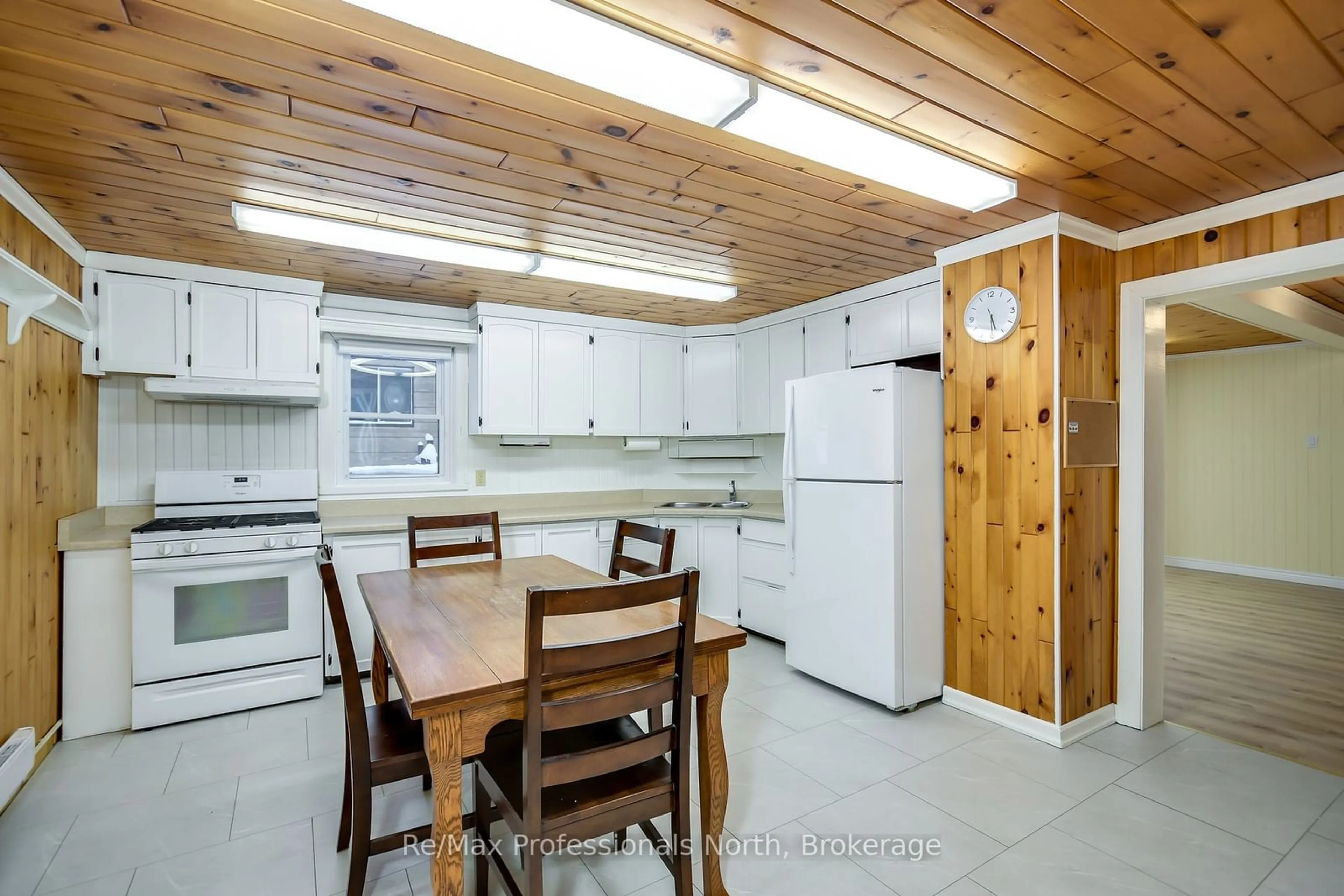 Standard kitchen, unknown for 340 BISHOP St, Gravenhurst Ontario P1P 1M5