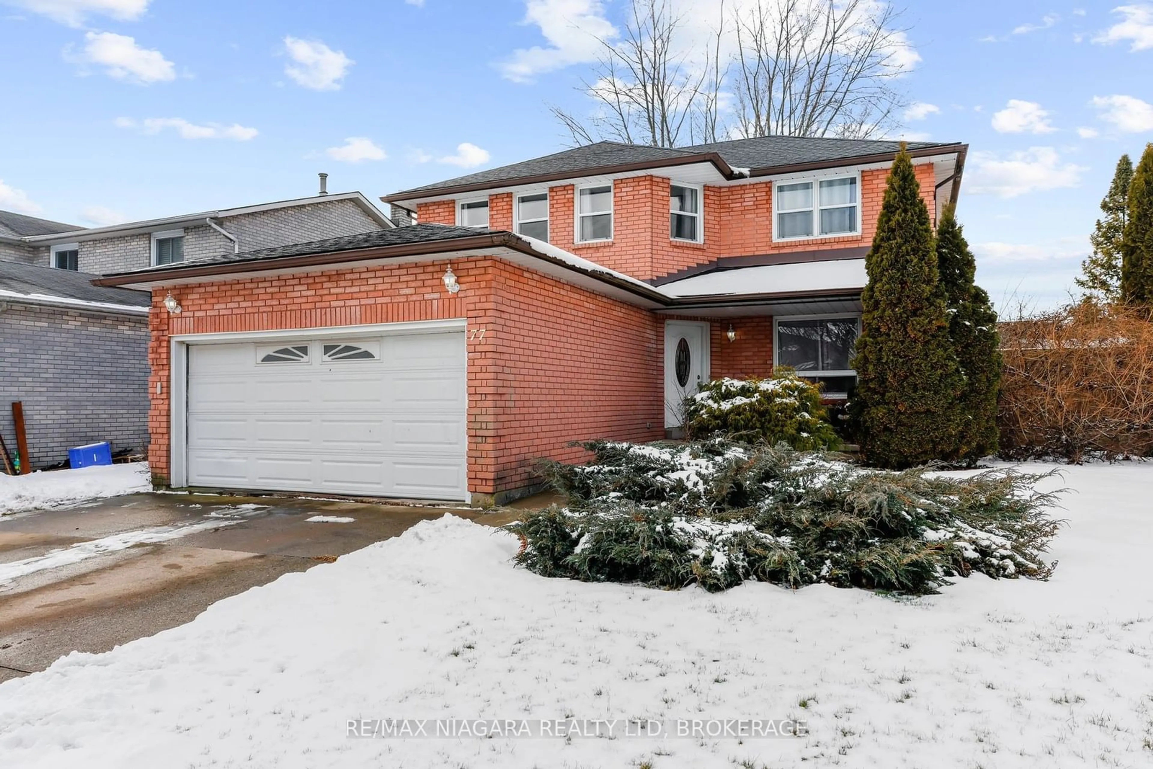 A pic from outside/outdoor area/front of a property/back of a property/a pic from drone, street for 77 NORTHWOOD Dr, Welland Ontario L3C 6R9