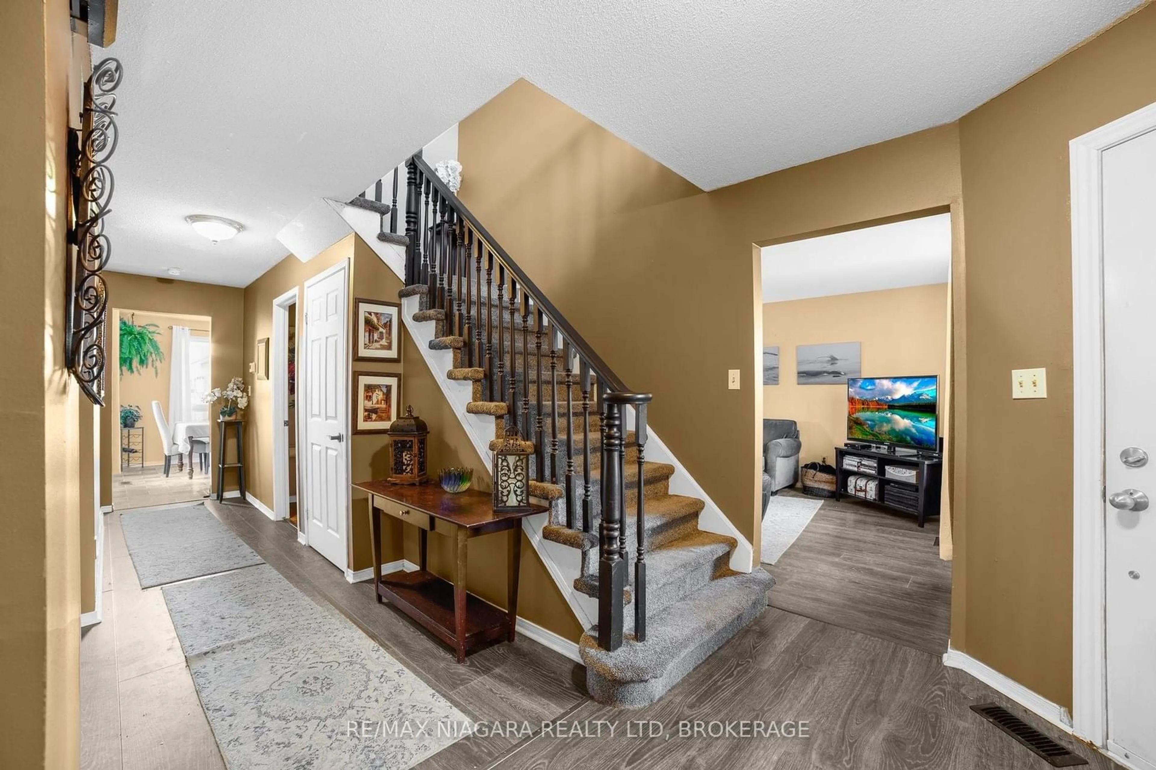 Indoor entryway for 77 NORTHWOOD Dr, Welland Ontario L3C 6R9