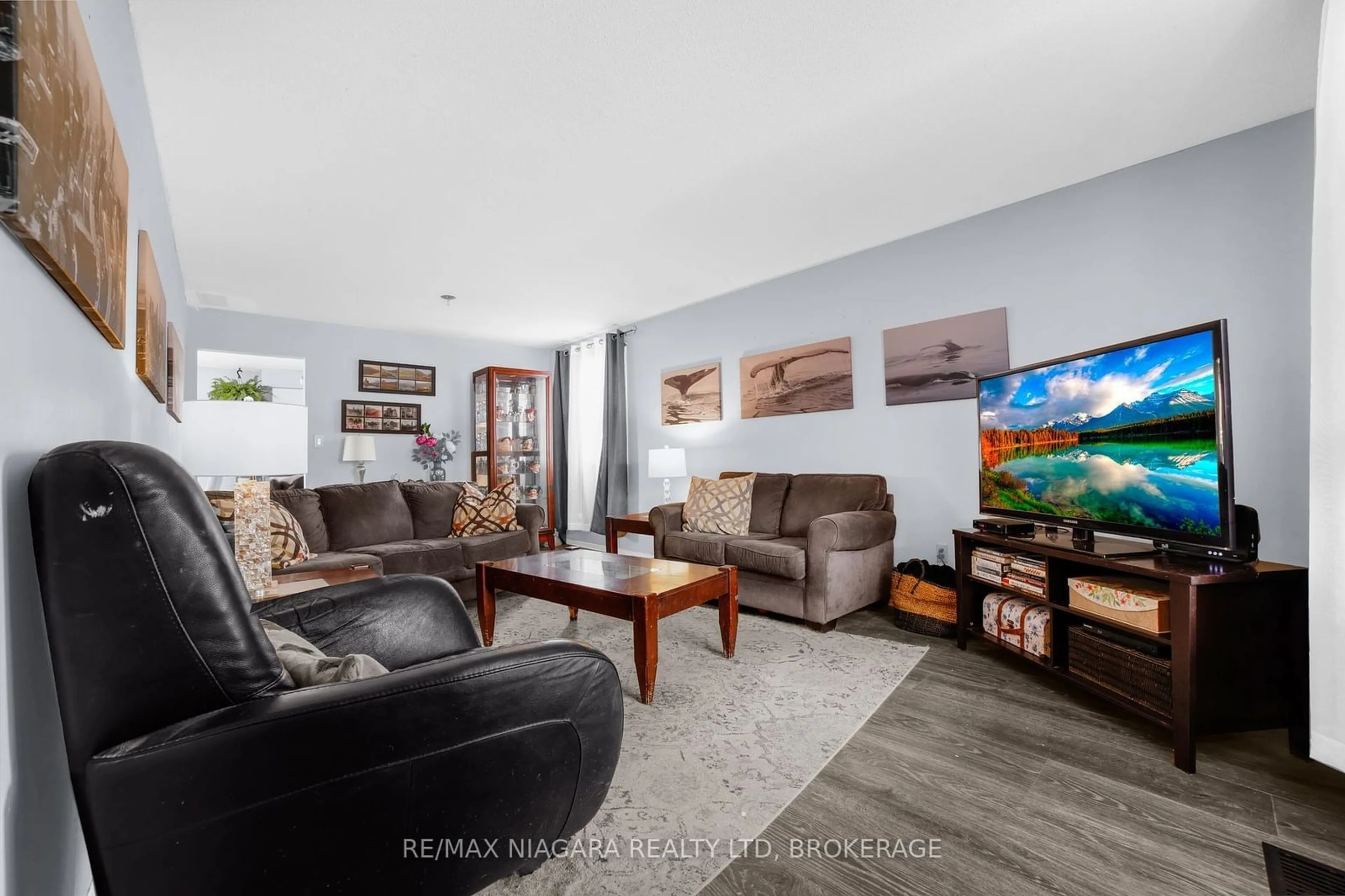 Living room with furniture, unknown for 77 NORTHWOOD Dr, Welland Ontario L3C 6R9