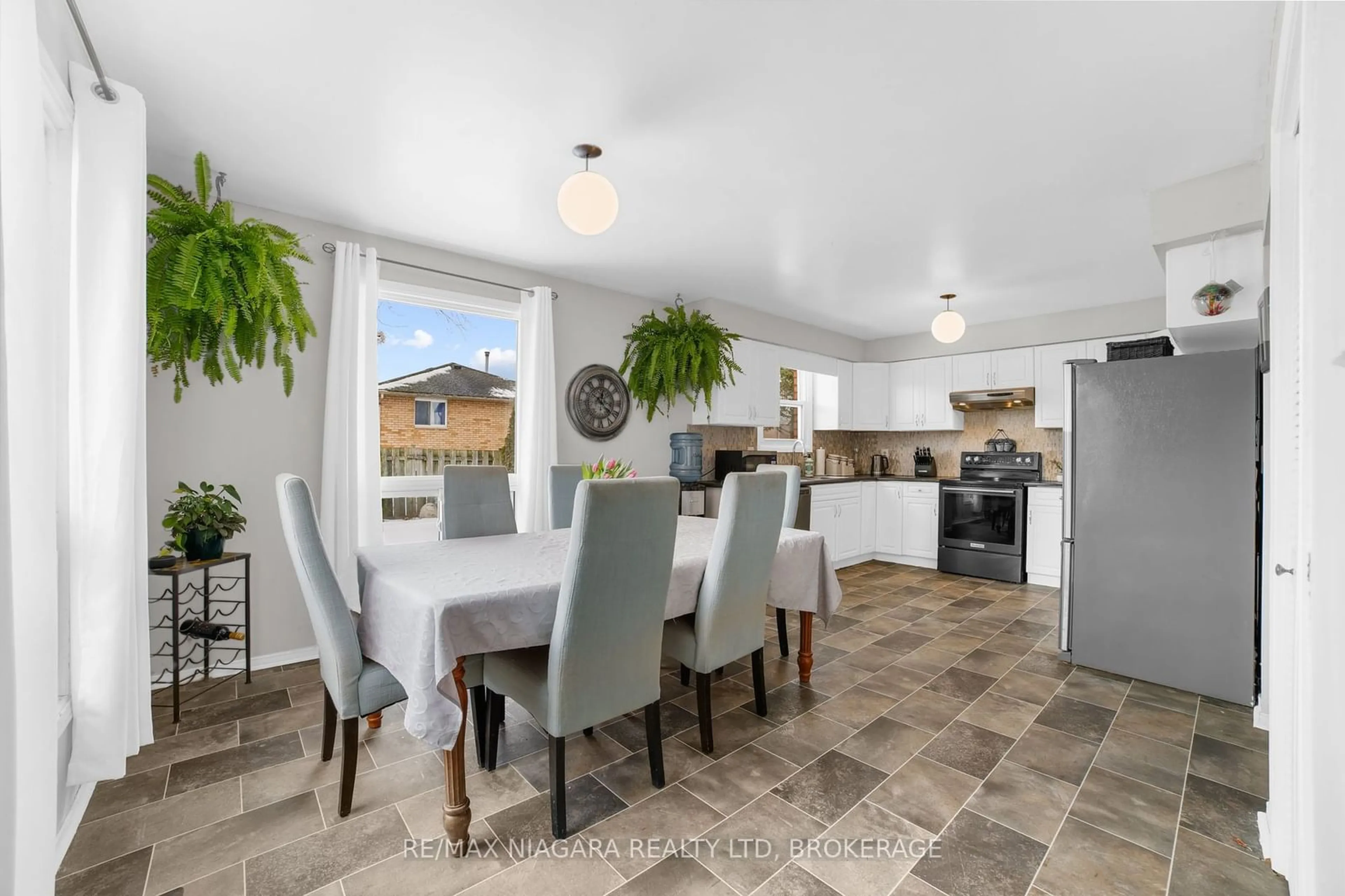 Open concept kitchen, ceramic/tile floor for 77 NORTHWOOD Dr, Welland Ontario L3C 6R9