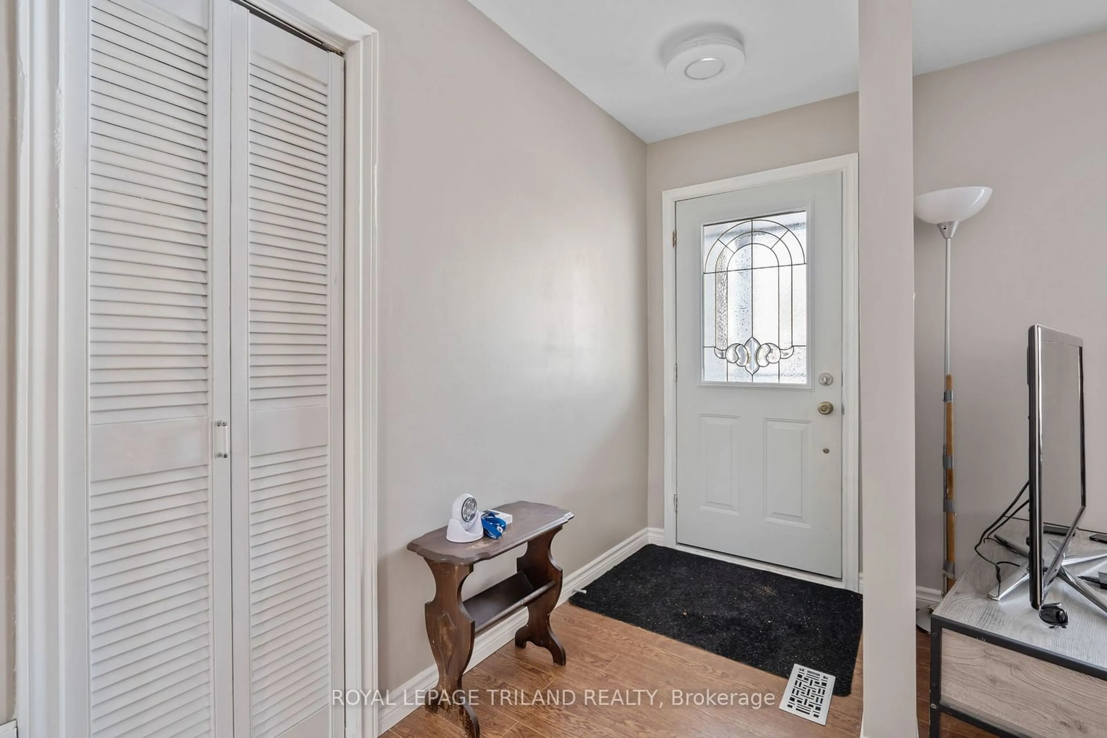 Indoor entryway for 68 Parliament Cres, London Ontario N6C 2Y1