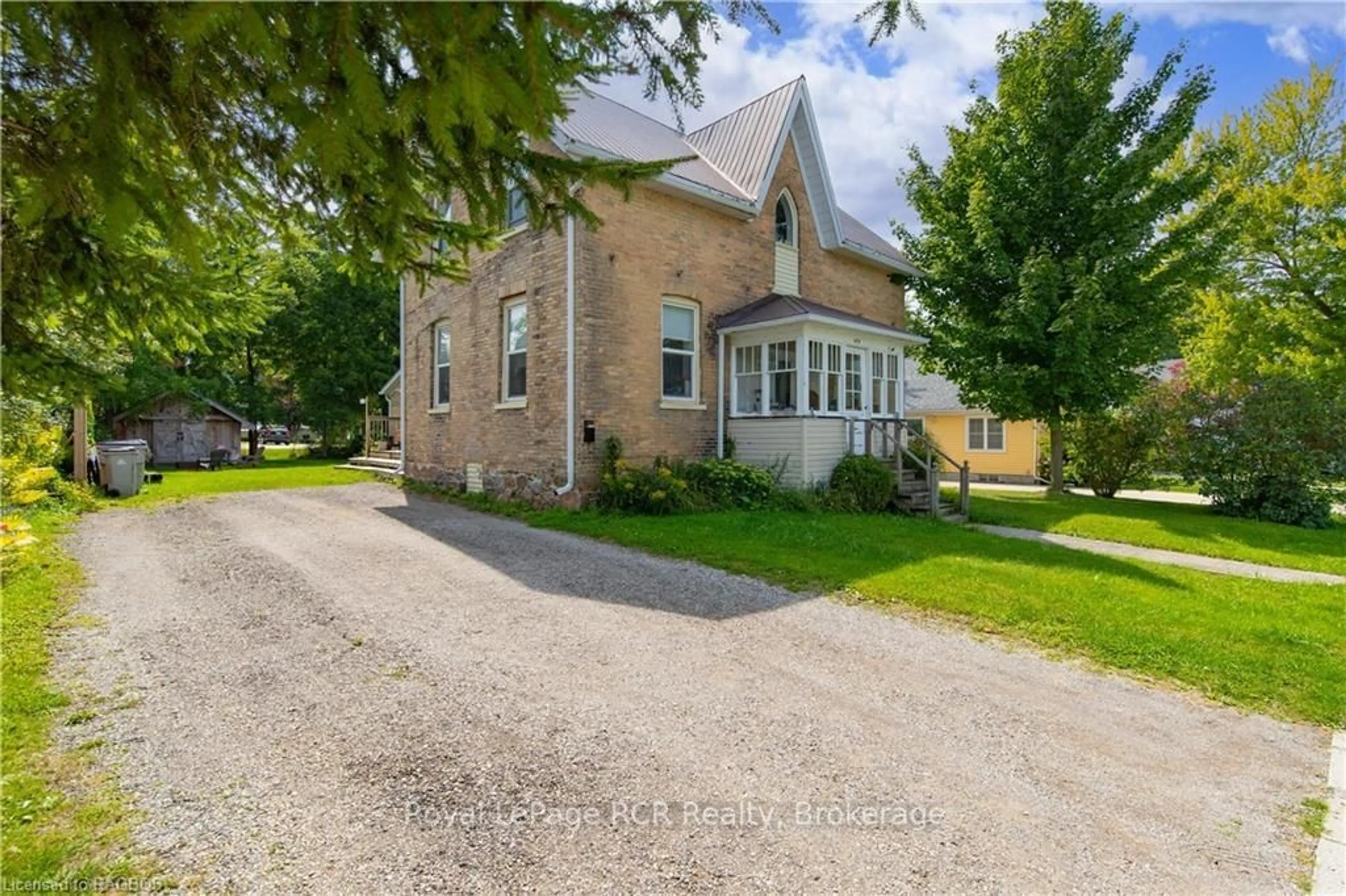 A pic from outside/outdoor area/front of a property/back of a property/a pic from drone, street for 424 ROYAL St, North Perth Ontario N4W 2S3