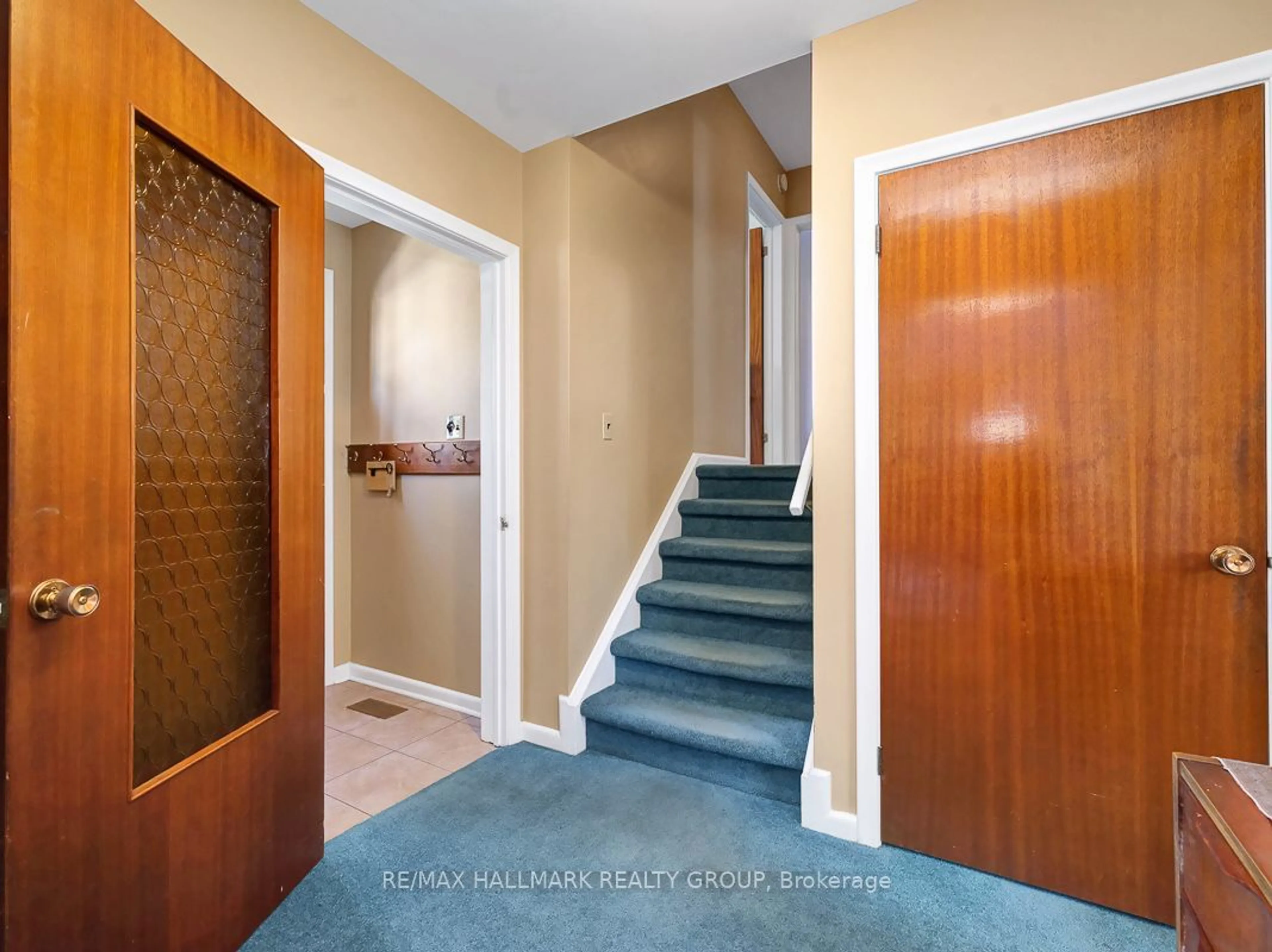 Indoor foyer for 2429 Sudbury Ave, Parkway Park - Queensway Terrace S and Area Ontario K2C 1L6