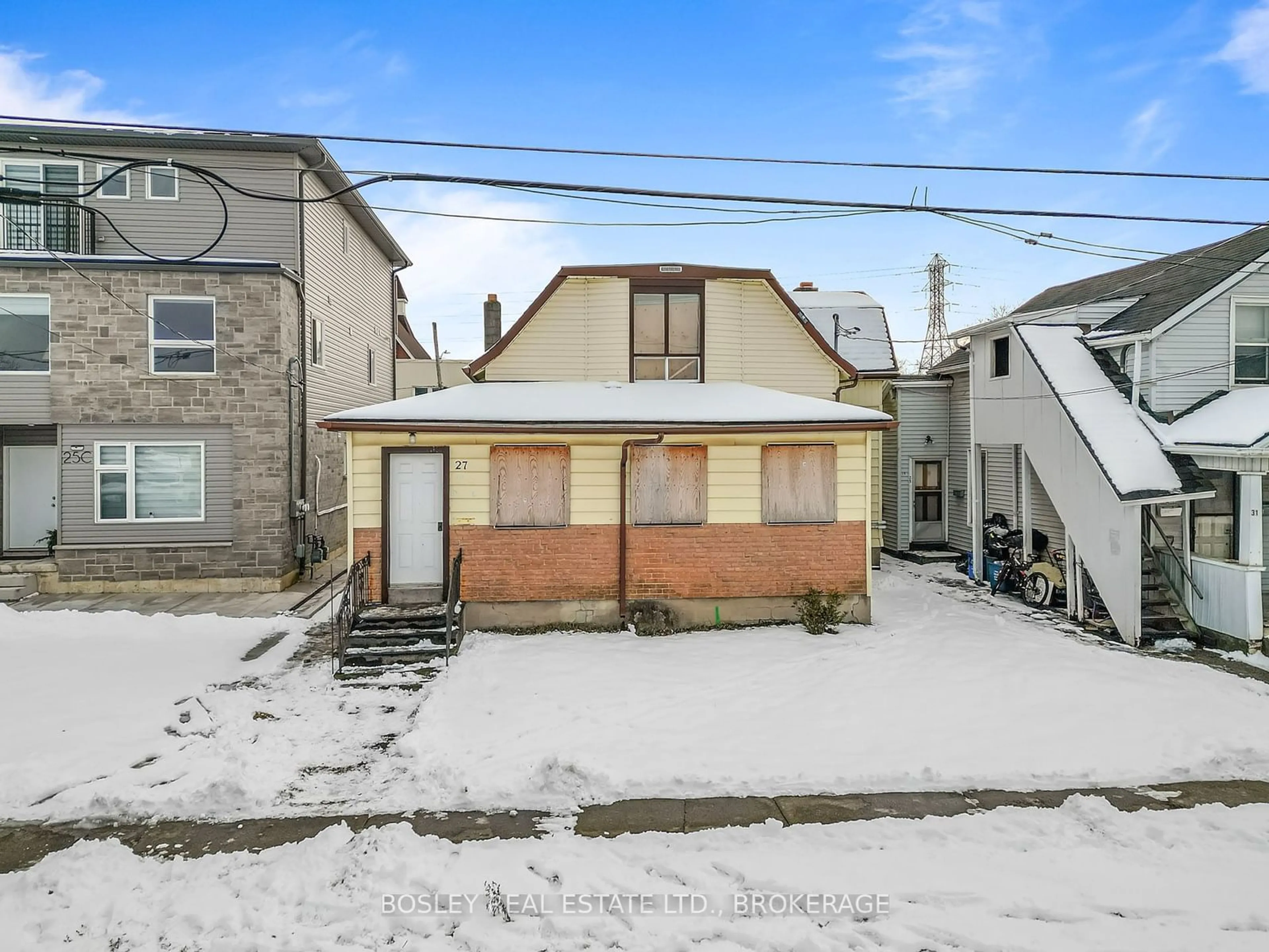 A pic from outside/outdoor area/front of a property/back of a property/a pic from drone, street for 27 Oakdale Ave, St. Catharines Ontario L2P 2B8