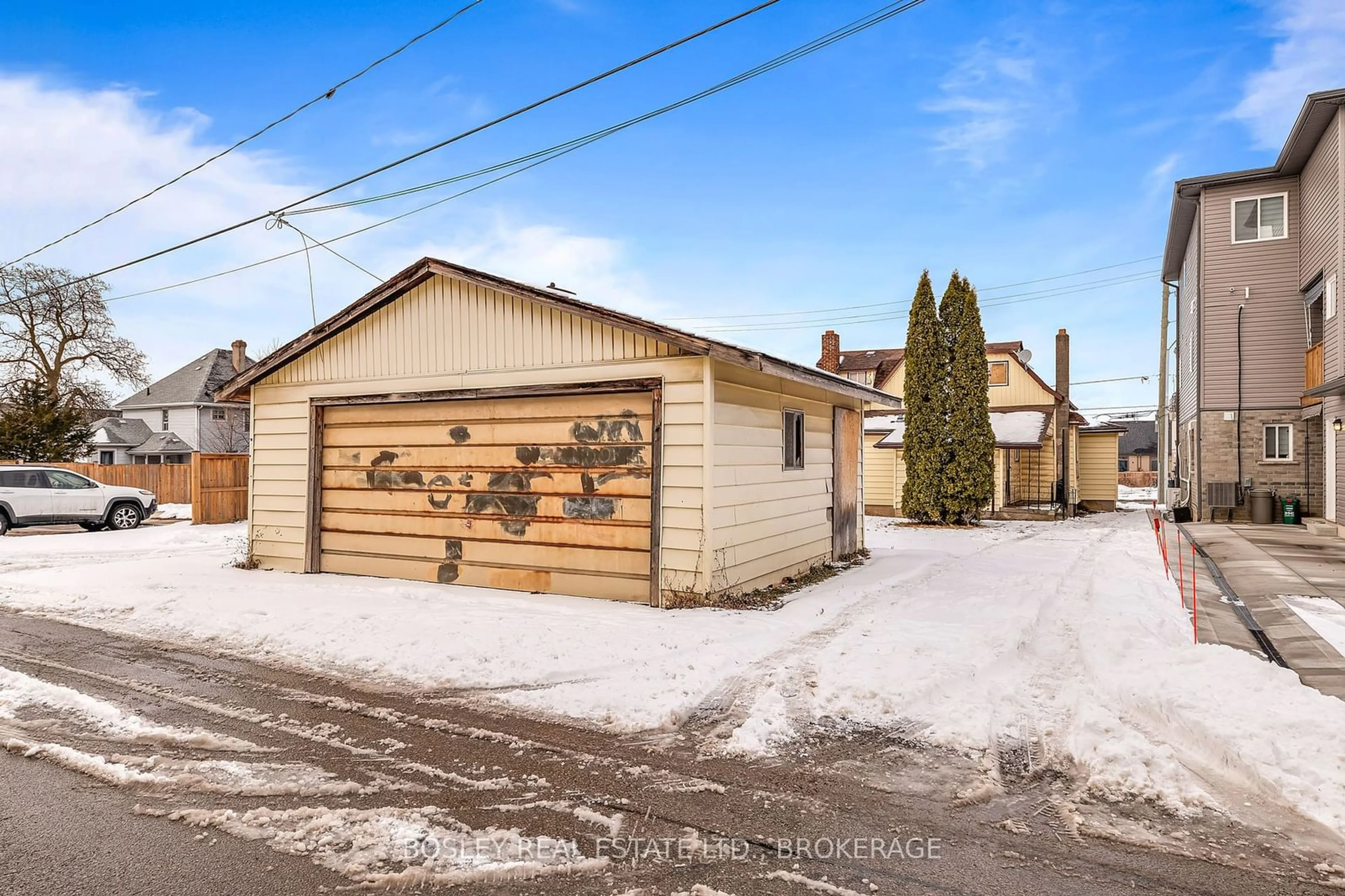 Indoor garage for 27 Oakdale Ave, St. Catharines Ontario L2P 2B8