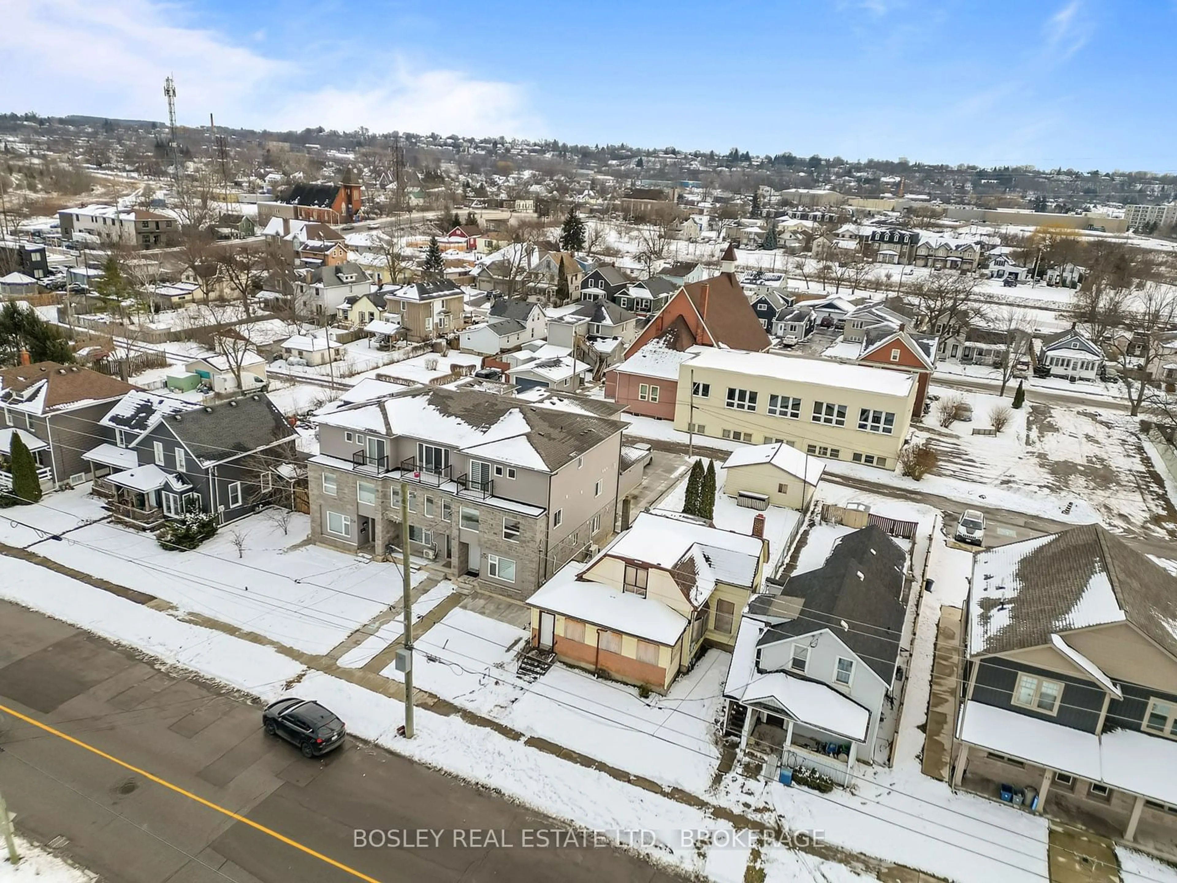 A pic from outside/outdoor area/front of a property/back of a property/a pic from drone, street for 27 Oakdale Ave, St. Catharines Ontario L2P 2B8