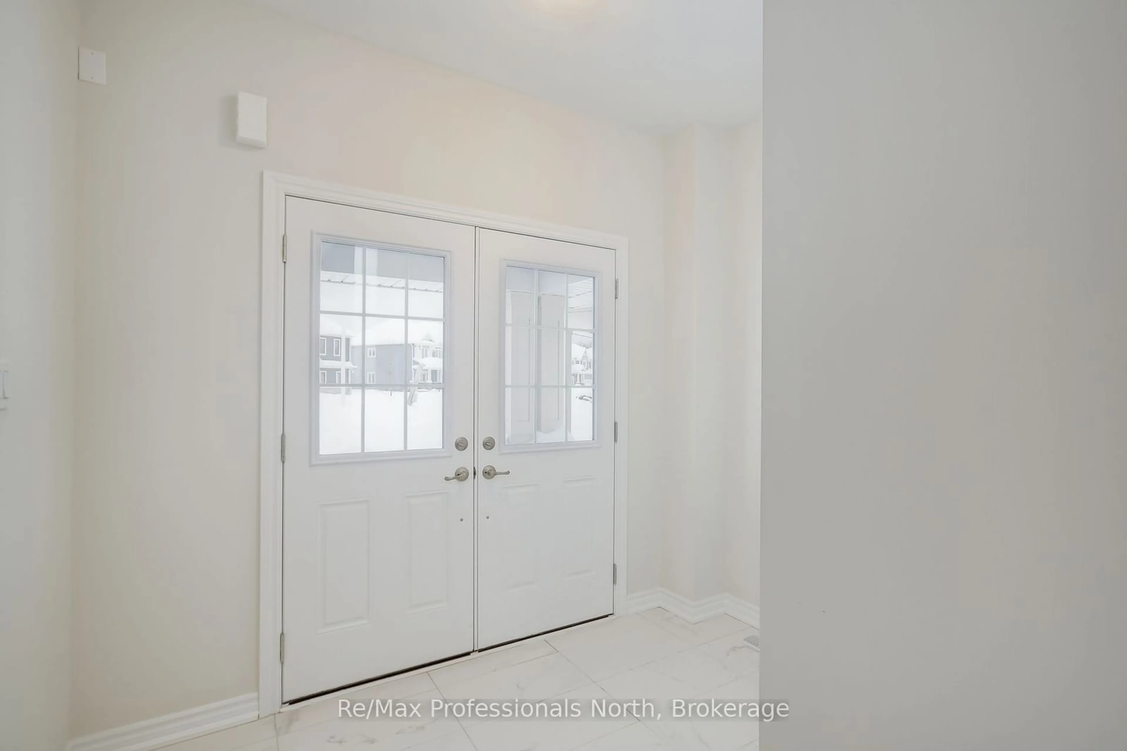 Indoor entryway for 335 Beechwood Forest Lane, Gravenhurst Ontario P1P 0H8