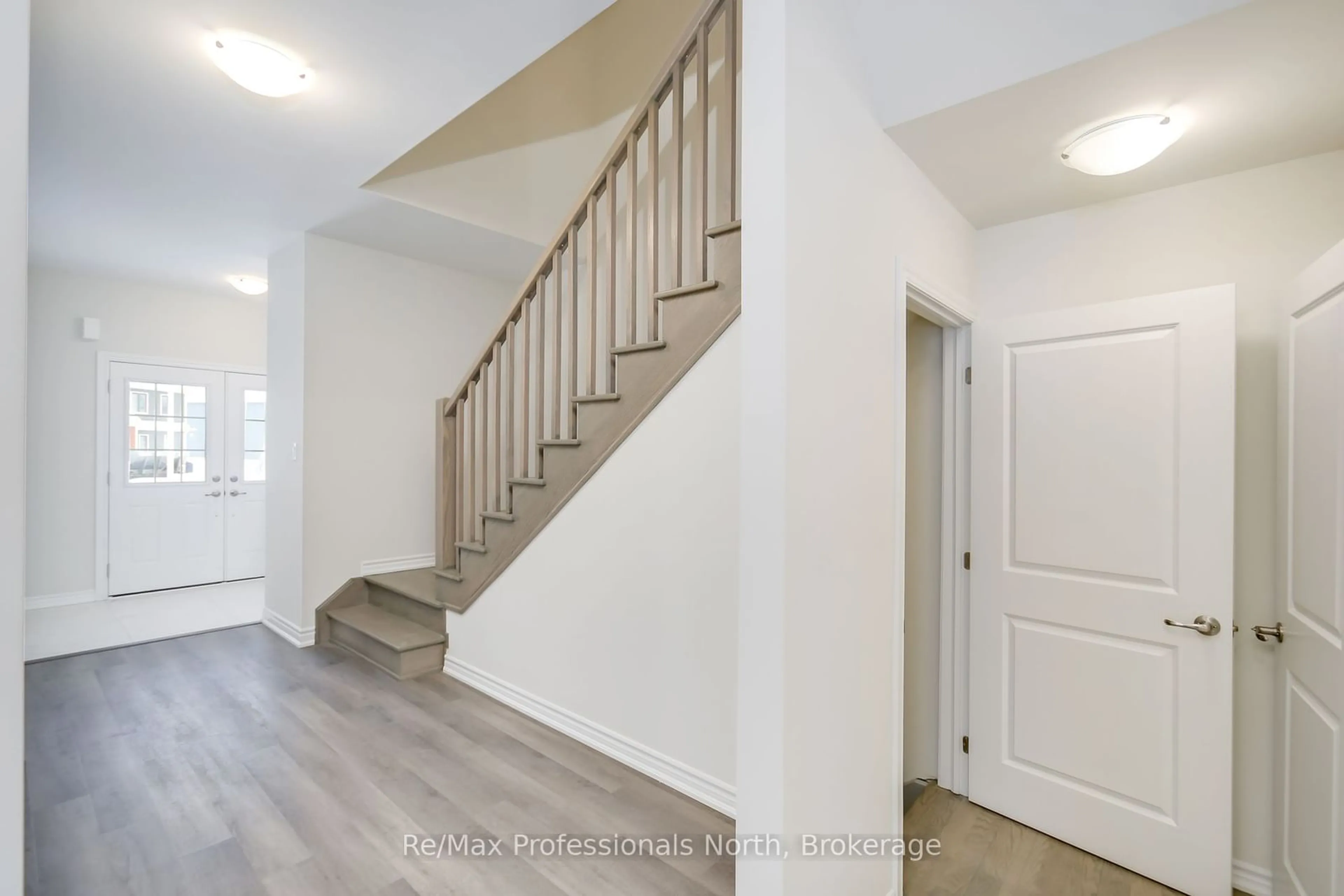 Indoor entryway for 335 Beechwood Forest Lane, Gravenhurst Ontario P1P 0H8