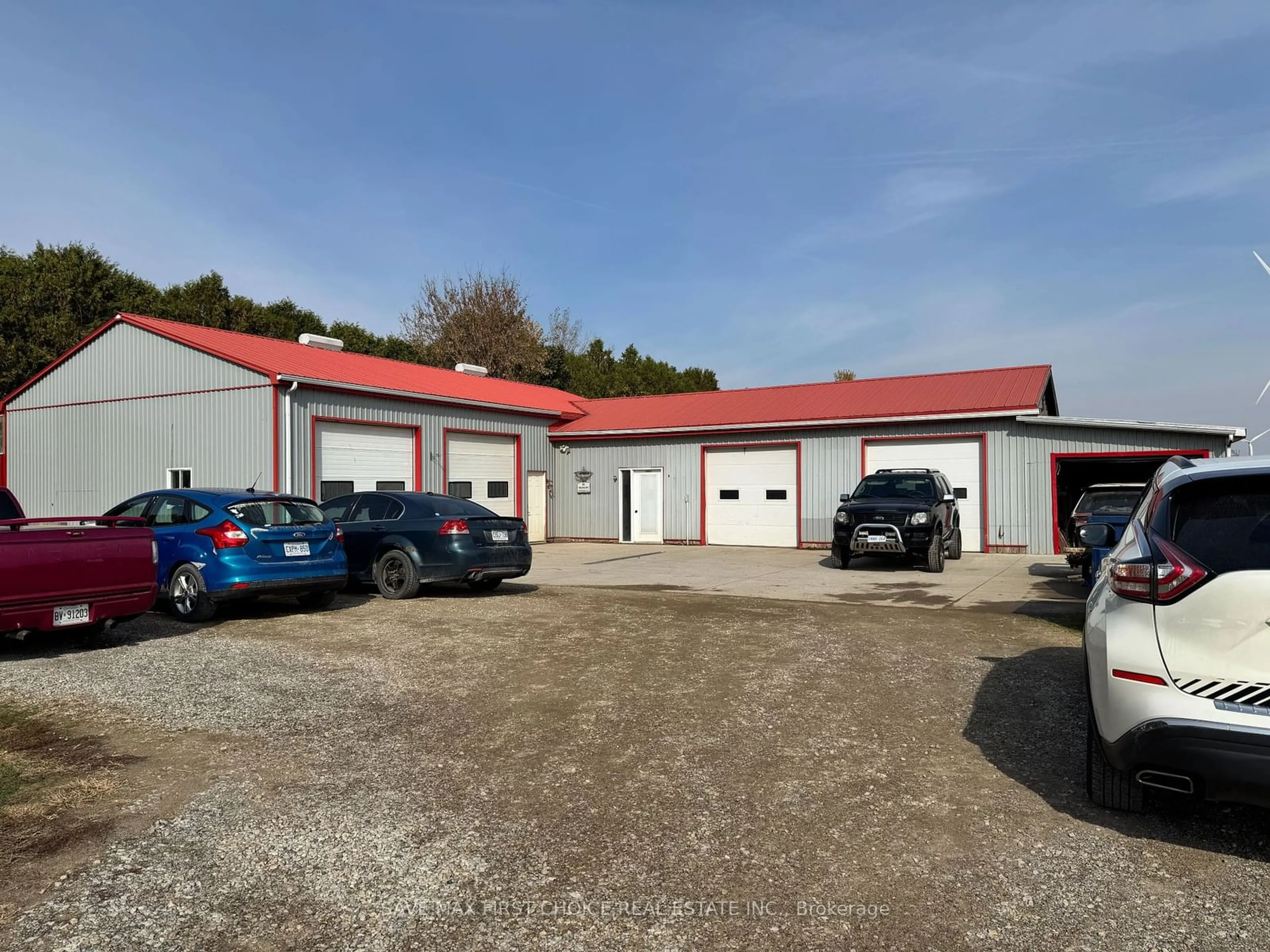 Indoor garage for 19311 Gore Rd, Chatham-Kent Ontario N0P 1A0