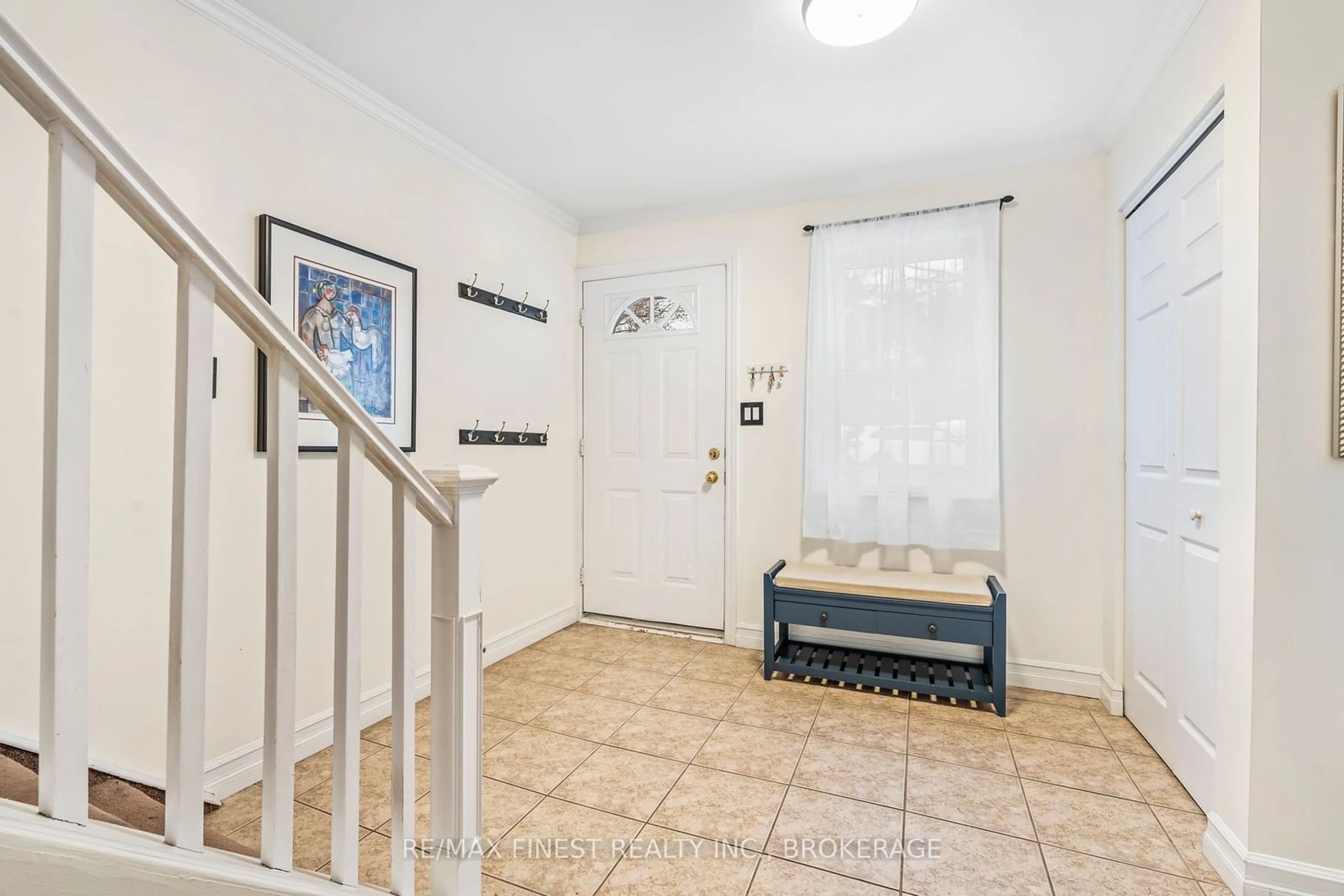 Indoor entryway for 174 Indian Rd, Kingston Ontario K7M 1T4