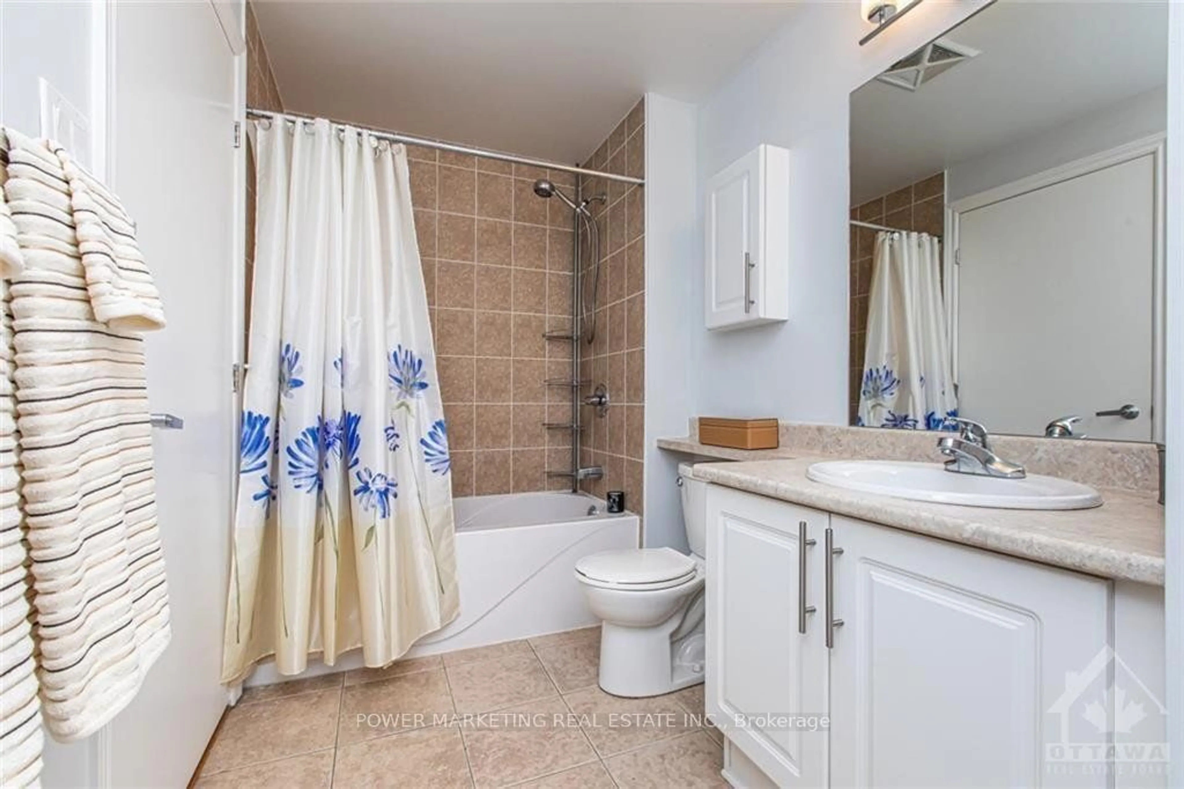 Standard bathroom, ceramic/tile floor for 200 RIDEAU St #1510, Lower Town - Sandy Hill Ontario K1N 5Y1