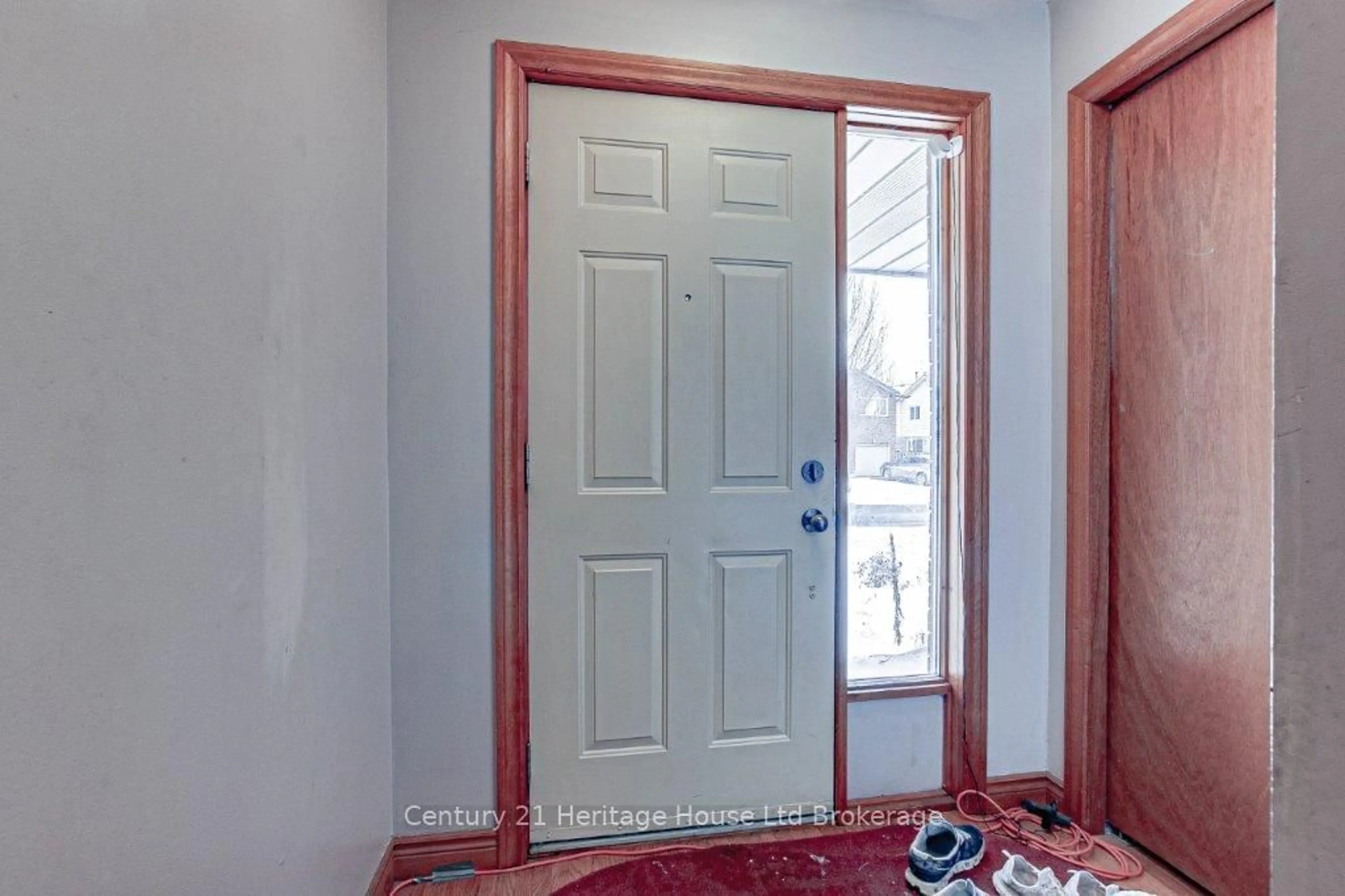 Indoor entryway for 17 Mohican Dr, Woodstock Ontario N4T 1H4