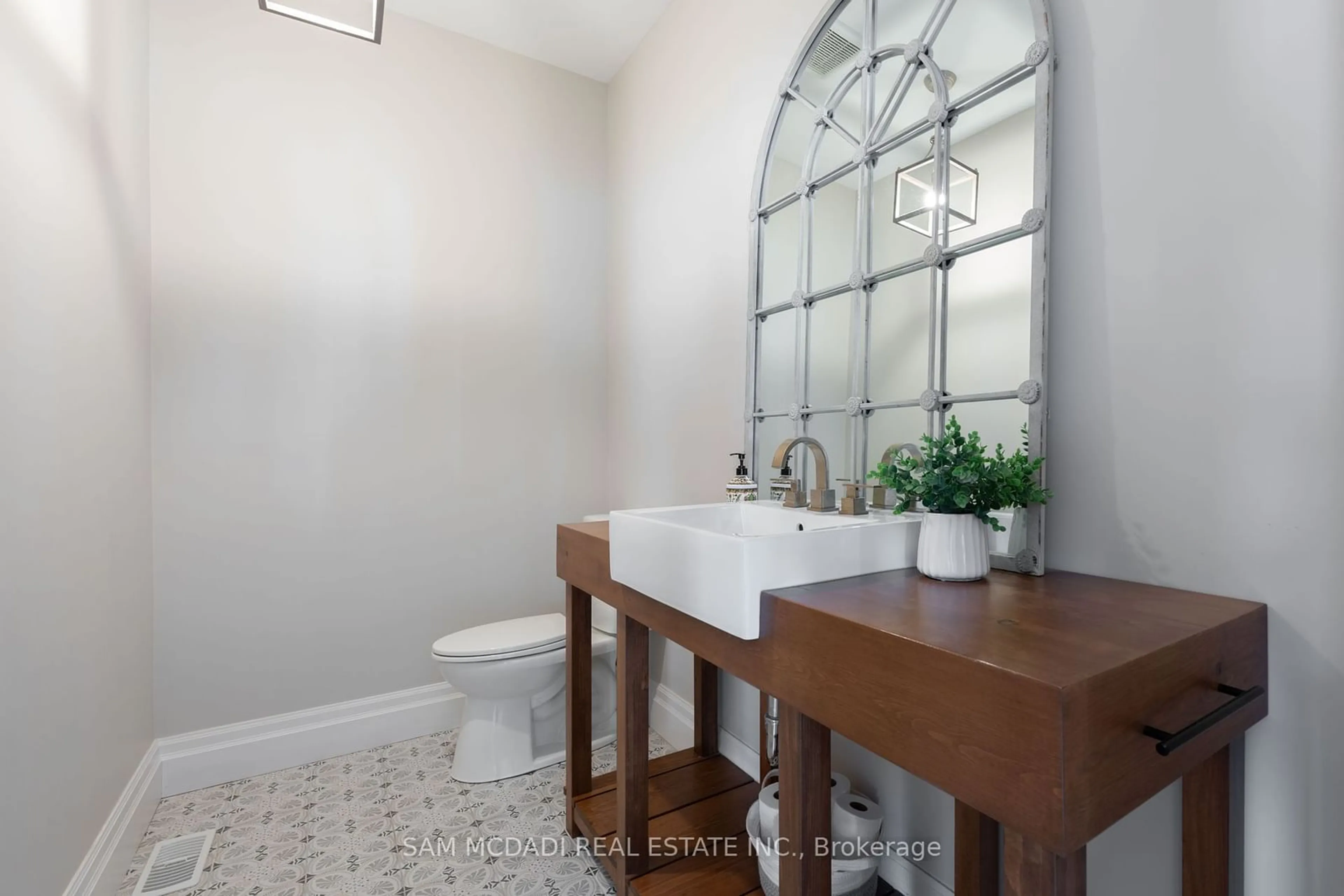 Standard bathroom, ceramic/tile floor for 1096 Westbrook Rd, Hamilton Ontario L0R 2A0