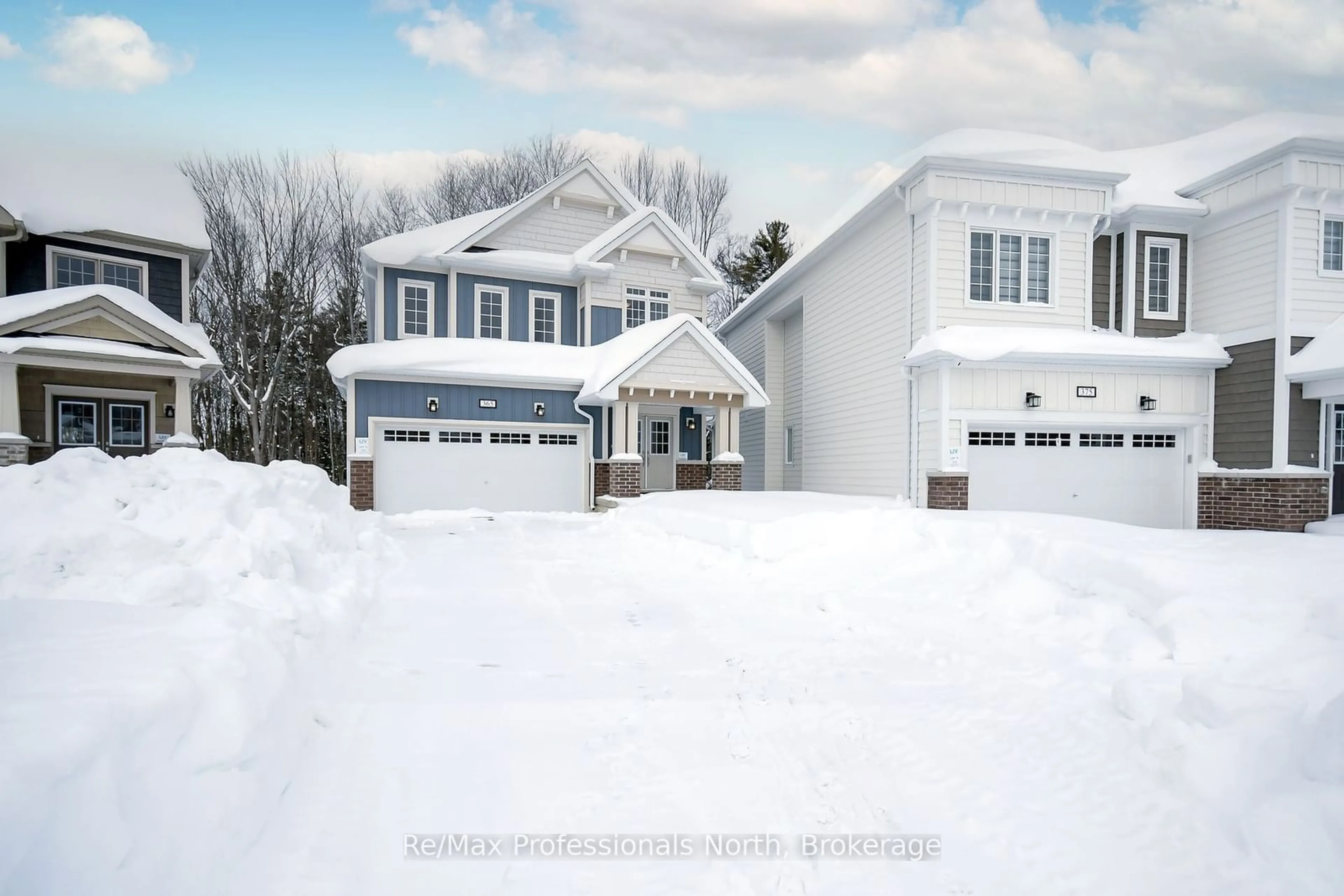 Home with vinyl exterior material, street for 365 Beechwood Forest Lane, Gravenhurst Ontario P1P 0H8
