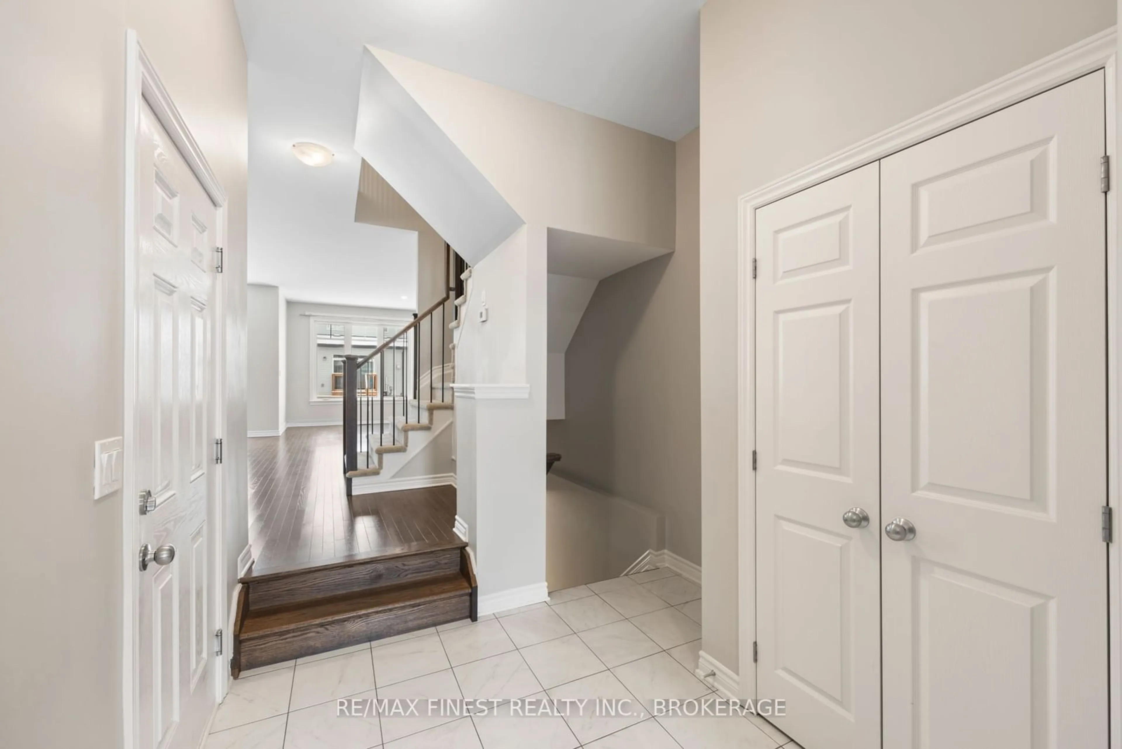 Indoor entryway for 1512 SCARLET St, Kingston Ontario K7K 0H6