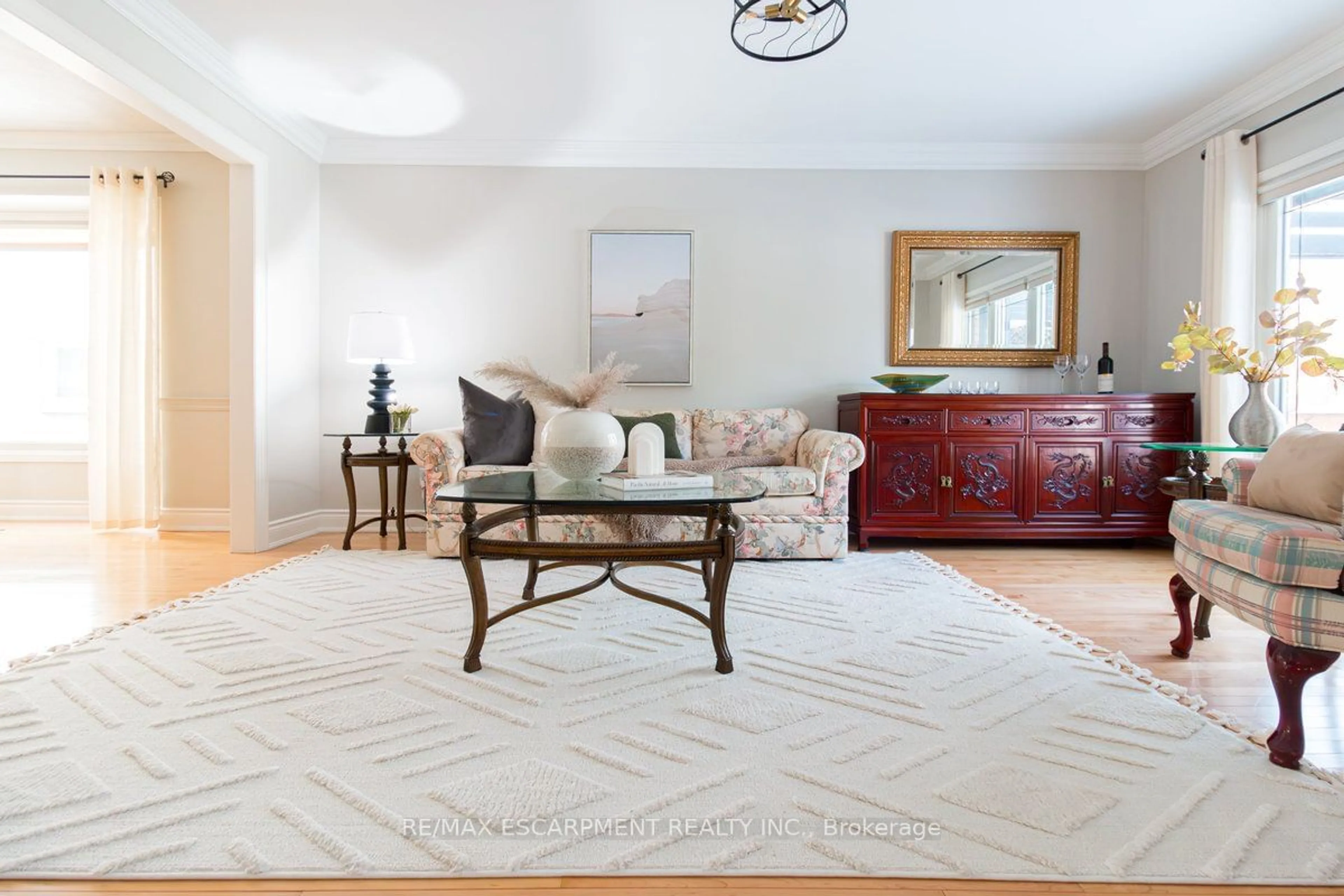 Living room with furniture, carpet floor for 12 LARKSPUR Cres, Hamilton Ontario L9K 1C3