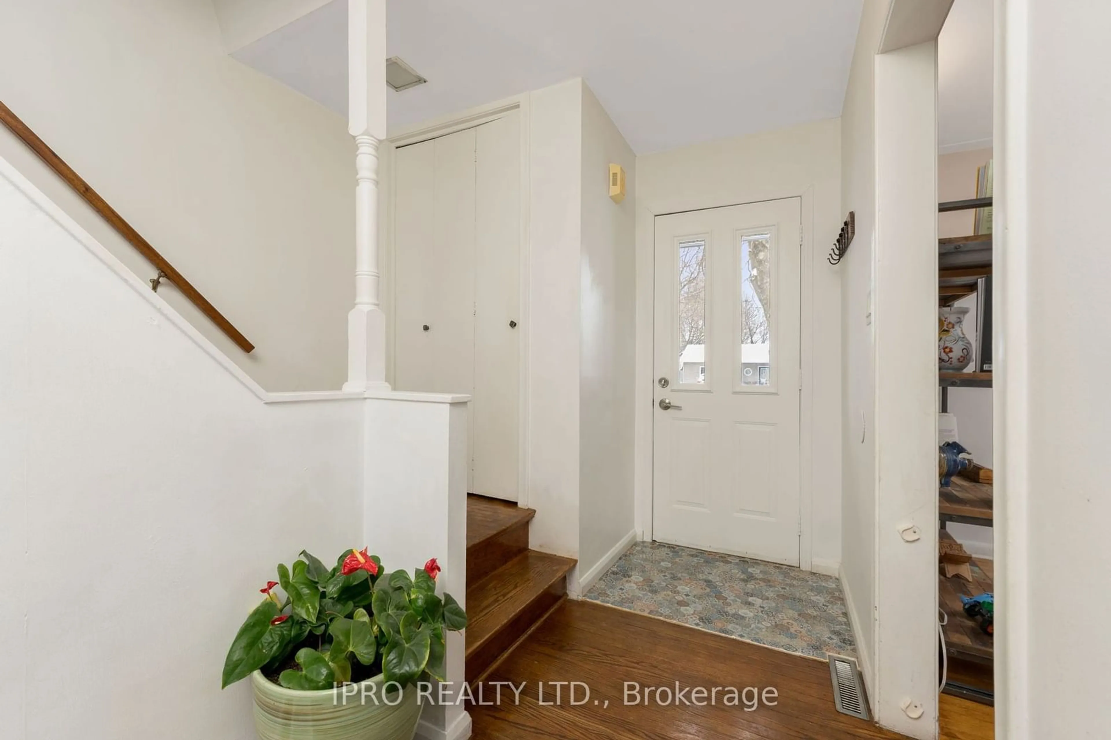 Indoor entryway for 165 Daniel St, Erin Ontario N0B 1T0