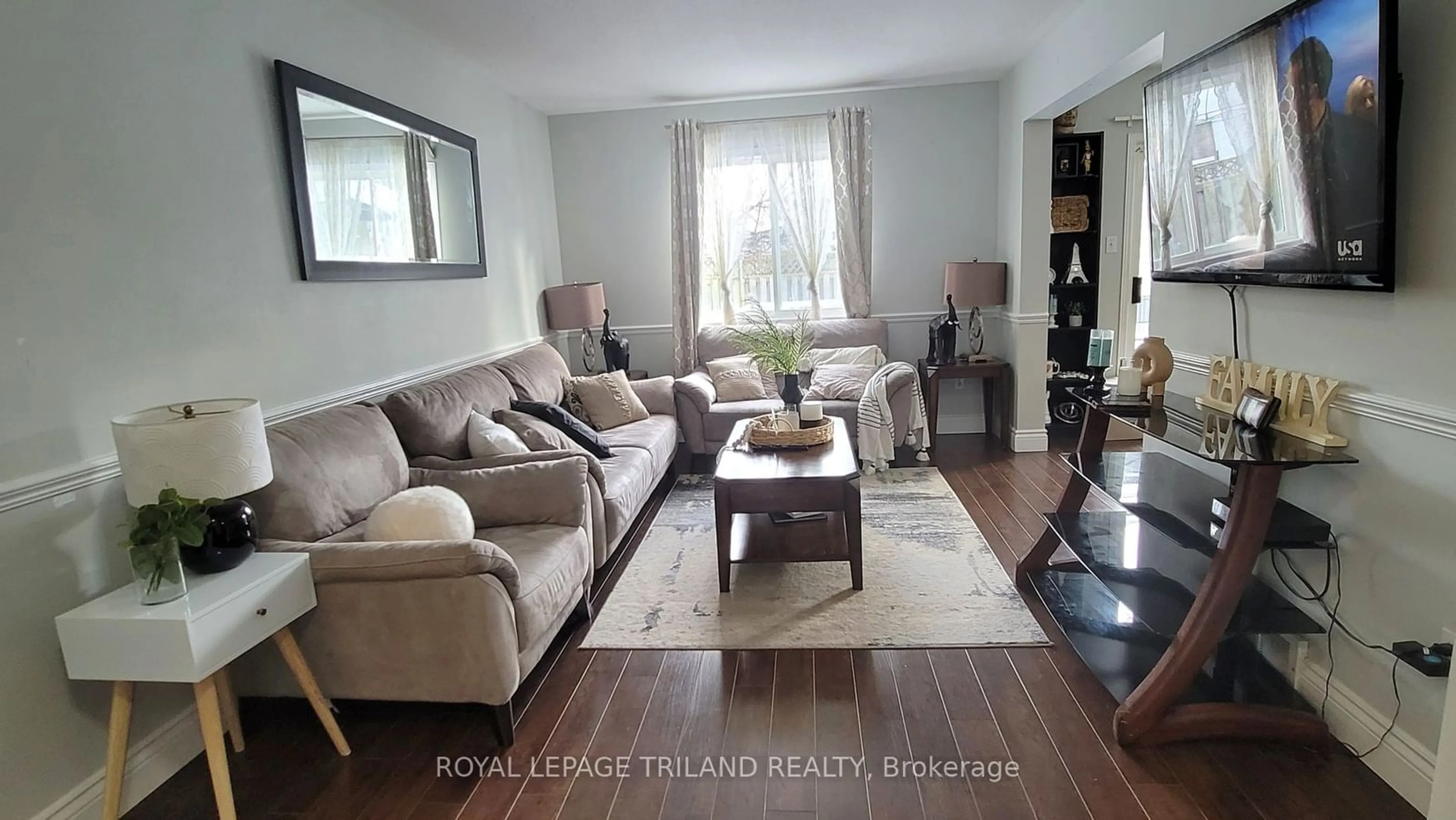 Living room with furniture, wood/laminate floor for 58 Stonehenge Crt, London Ontario N5V 4M6