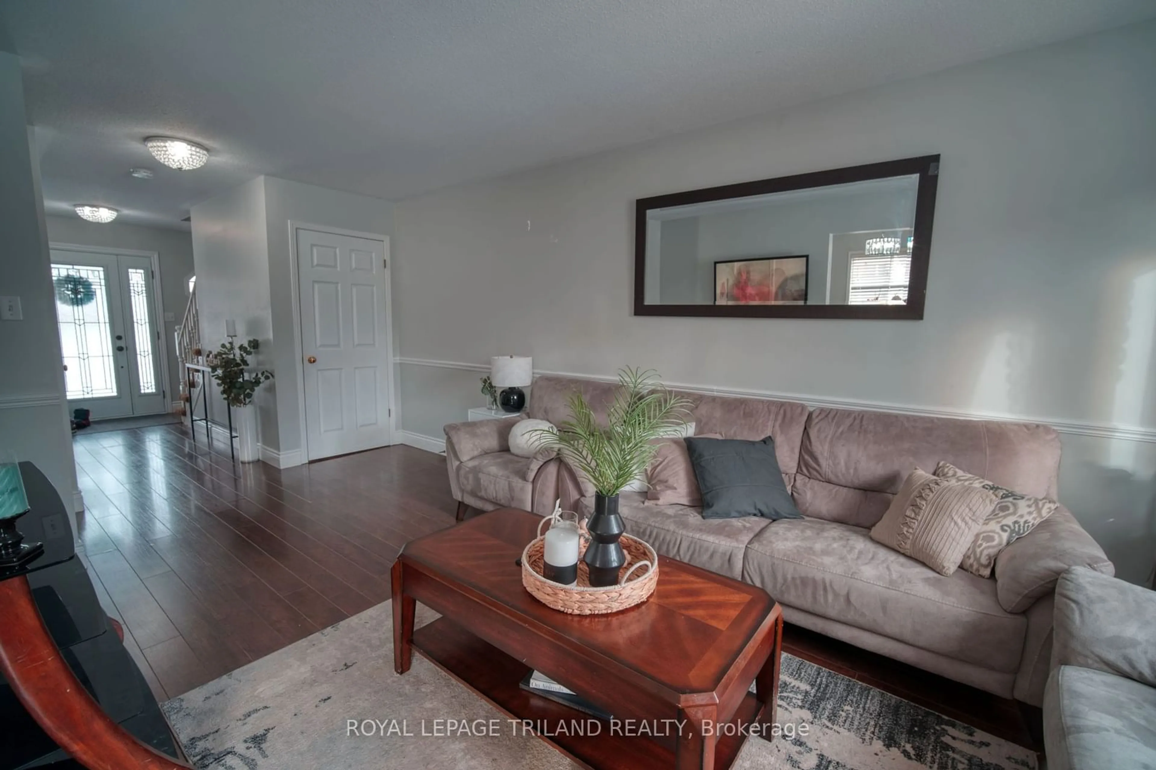 Living room with furniture, wood/laminate floor for 58 Stonehenge Crt, London Ontario N5V 4M6