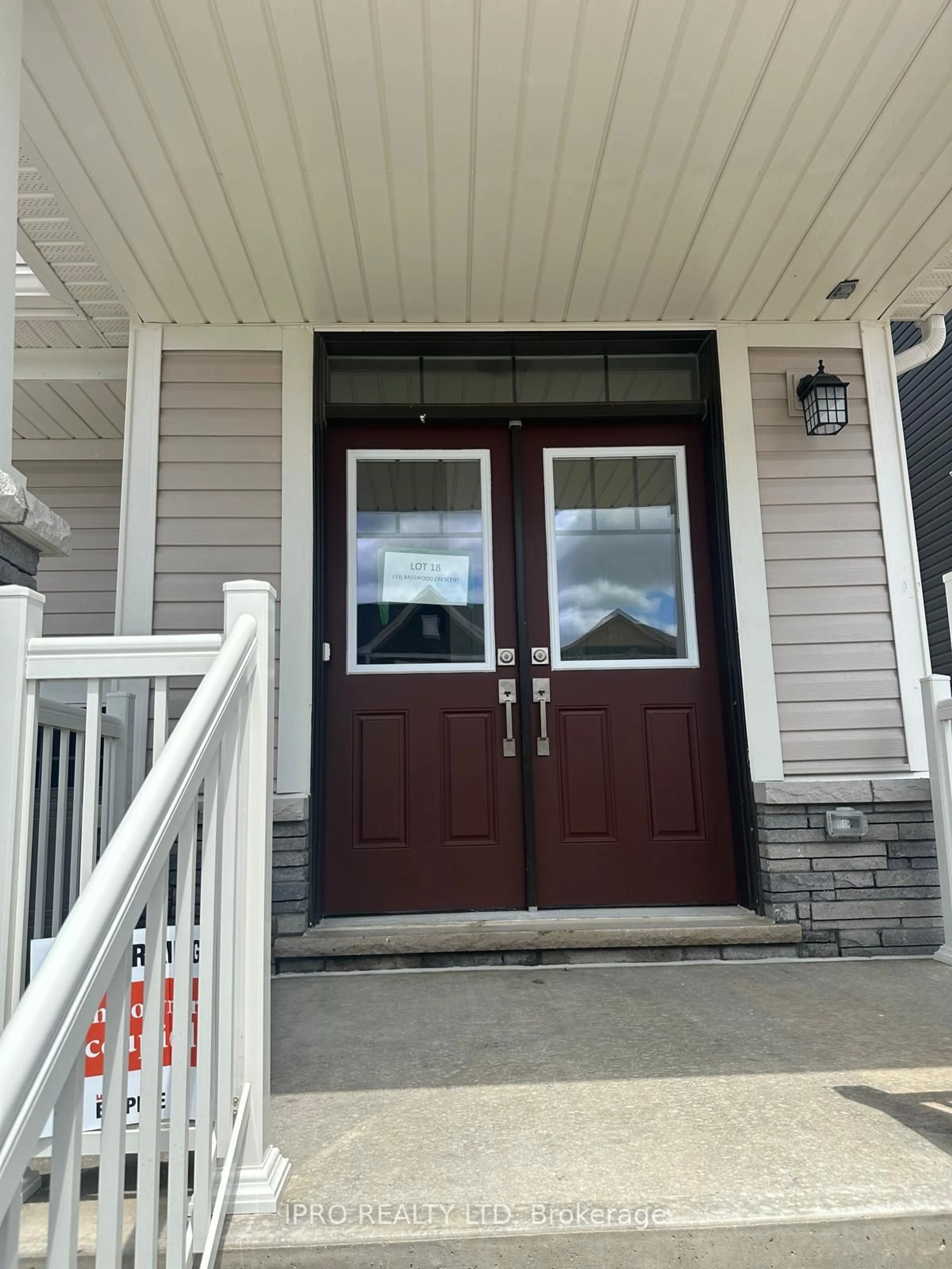 Indoor entryway for 33 Basswood Cres, Haldimand Ontario N3W 0H5