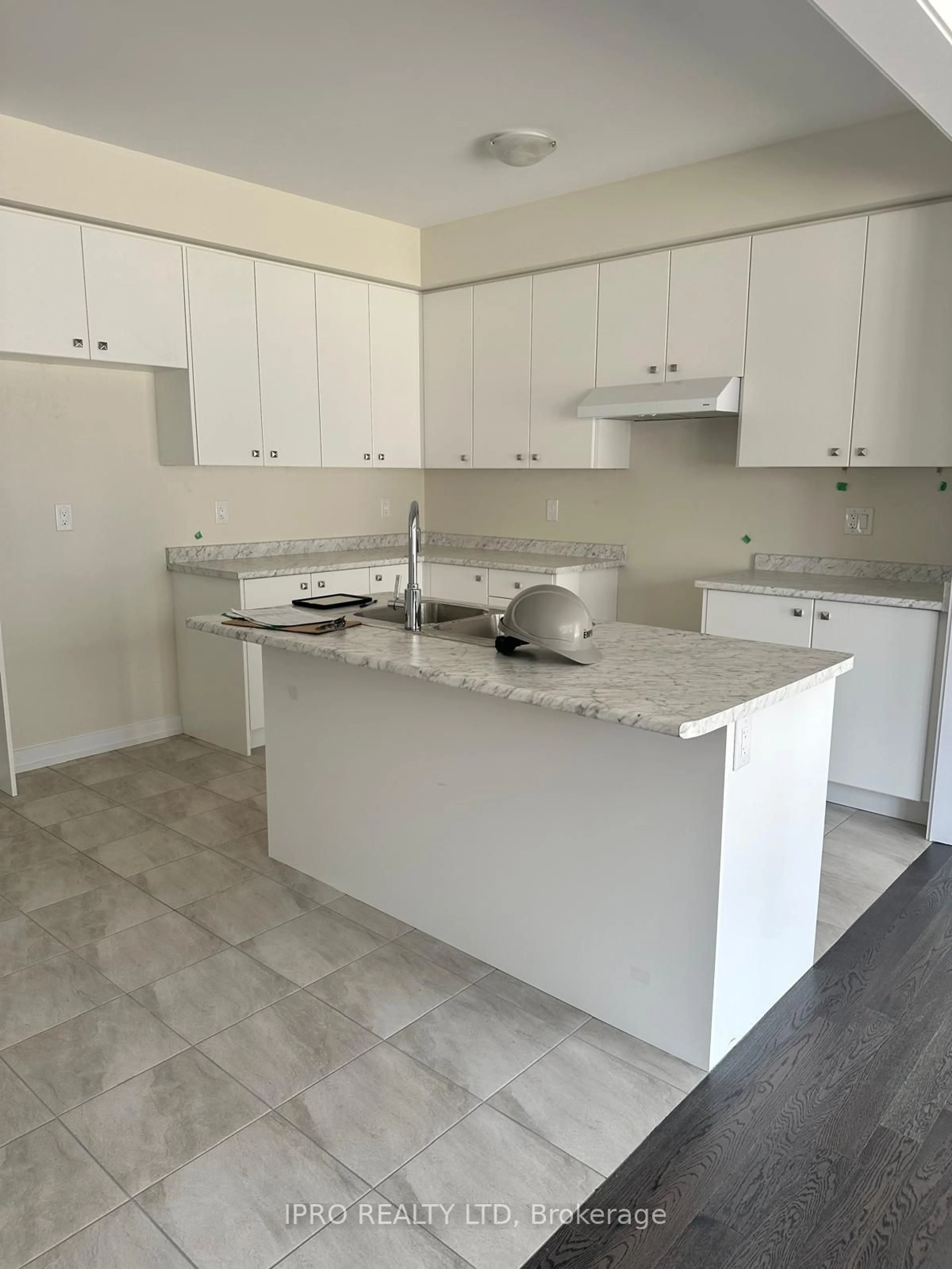 Standard kitchen, ceramic/tile floor for 33 Basswood Cres, Haldimand Ontario N3W 0H5