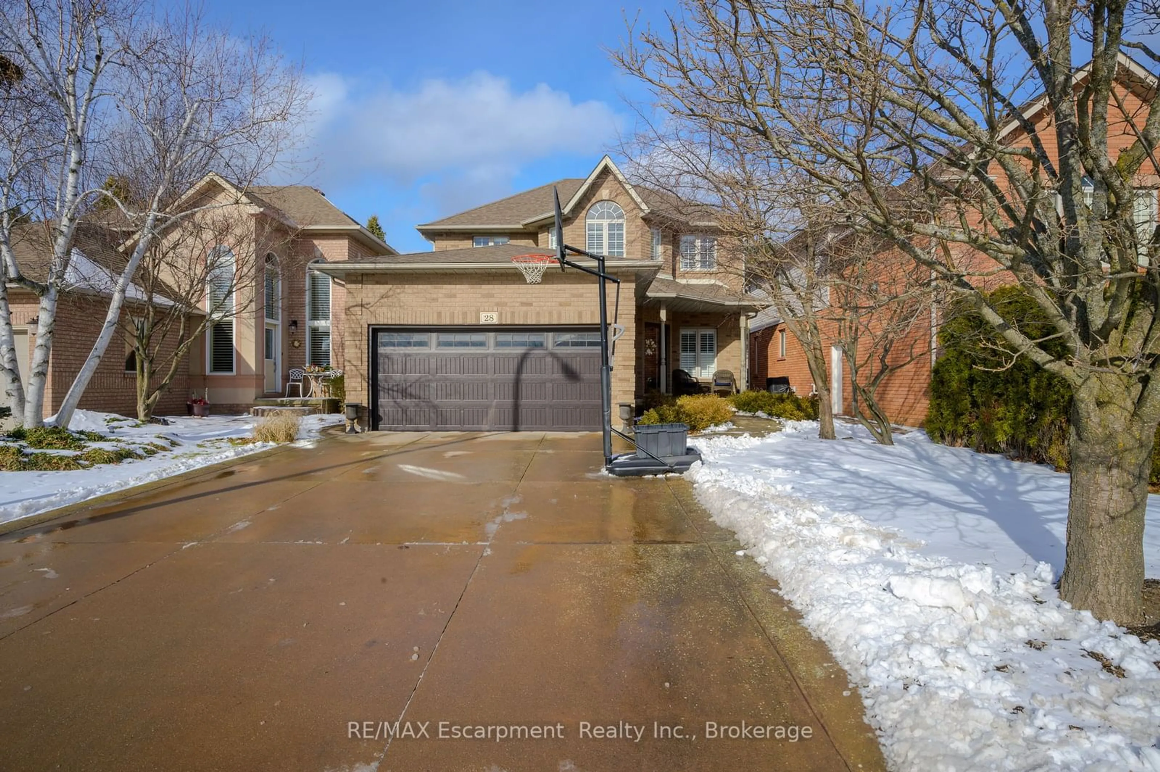 A pic from outside/outdoor area/front of a property/back of a property/a pic from drone, street for 28 Steeplechase Dr, Hamilton Ontario L9K 1L1