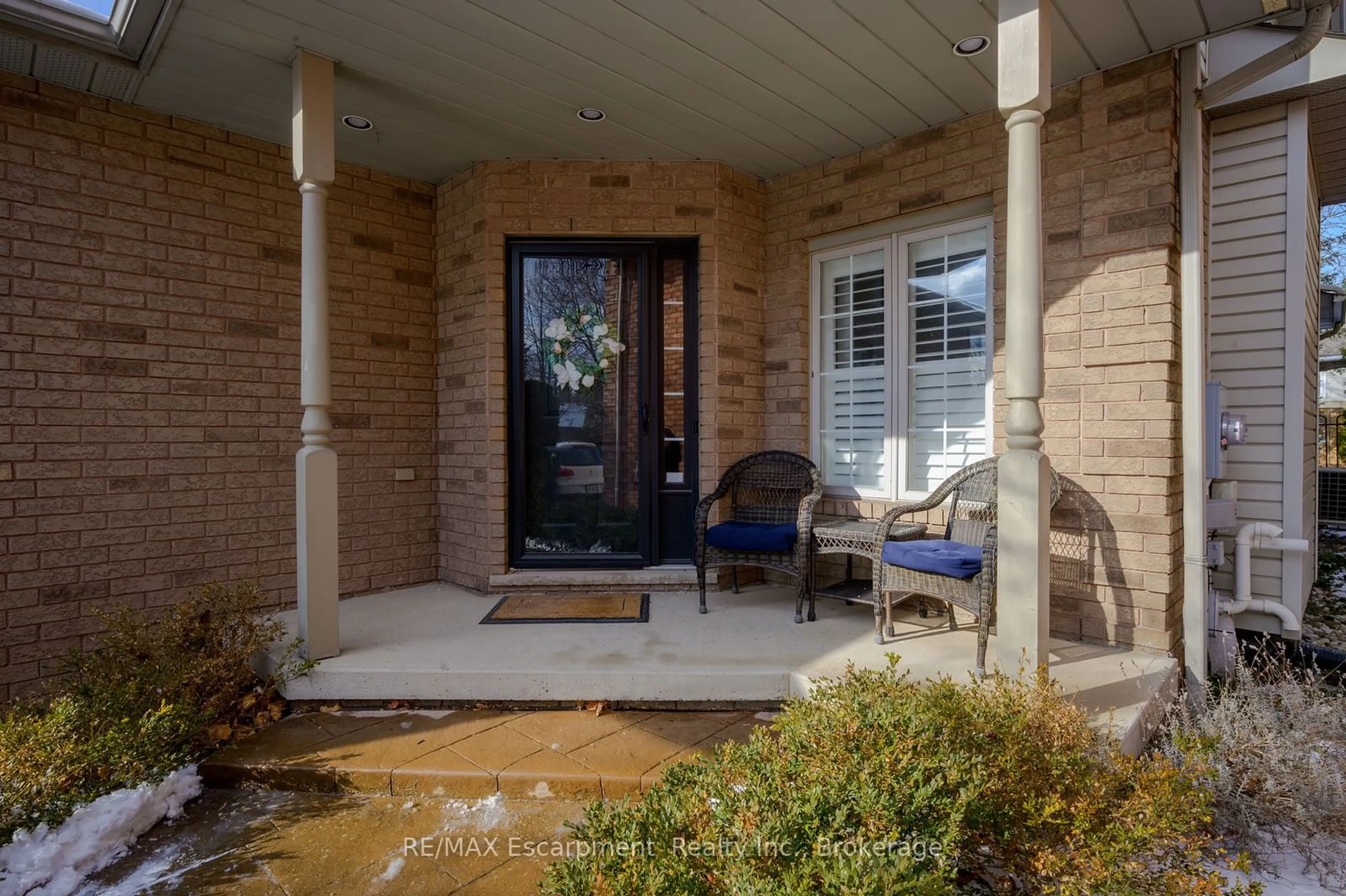 Indoor entryway for 28 Steeplechase Dr, Hamilton Ontario L9K 1L1