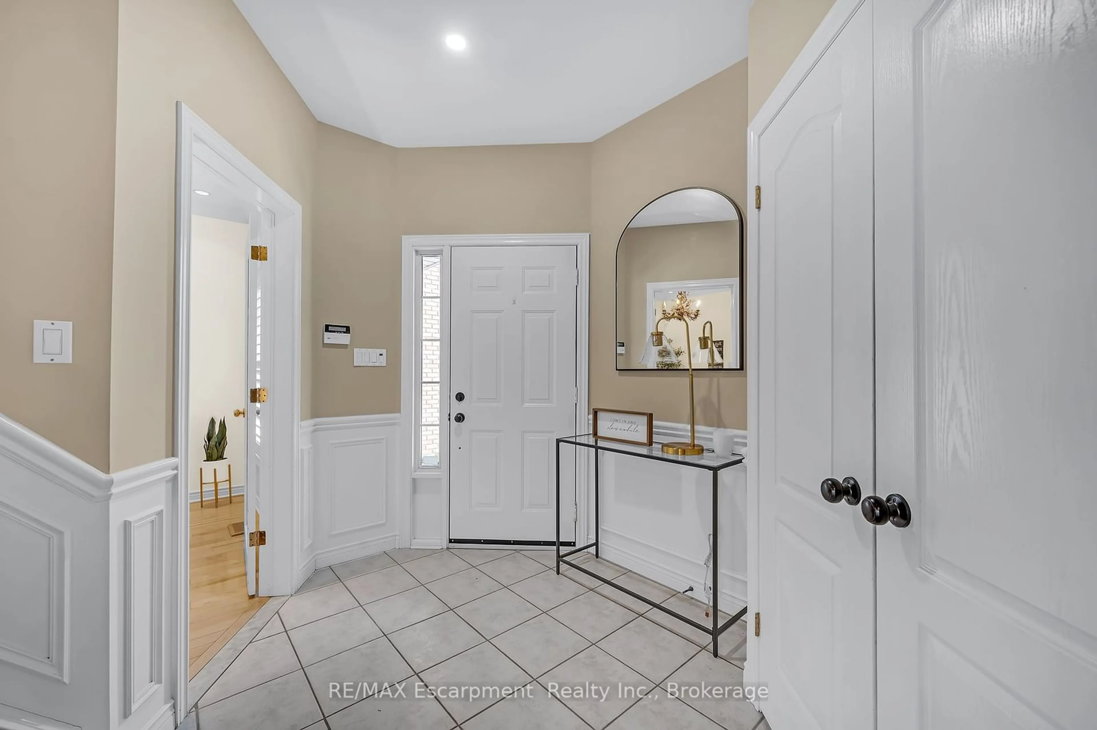 Indoor entryway for 28 Steeplechase Dr, Hamilton Ontario L9K 1L1