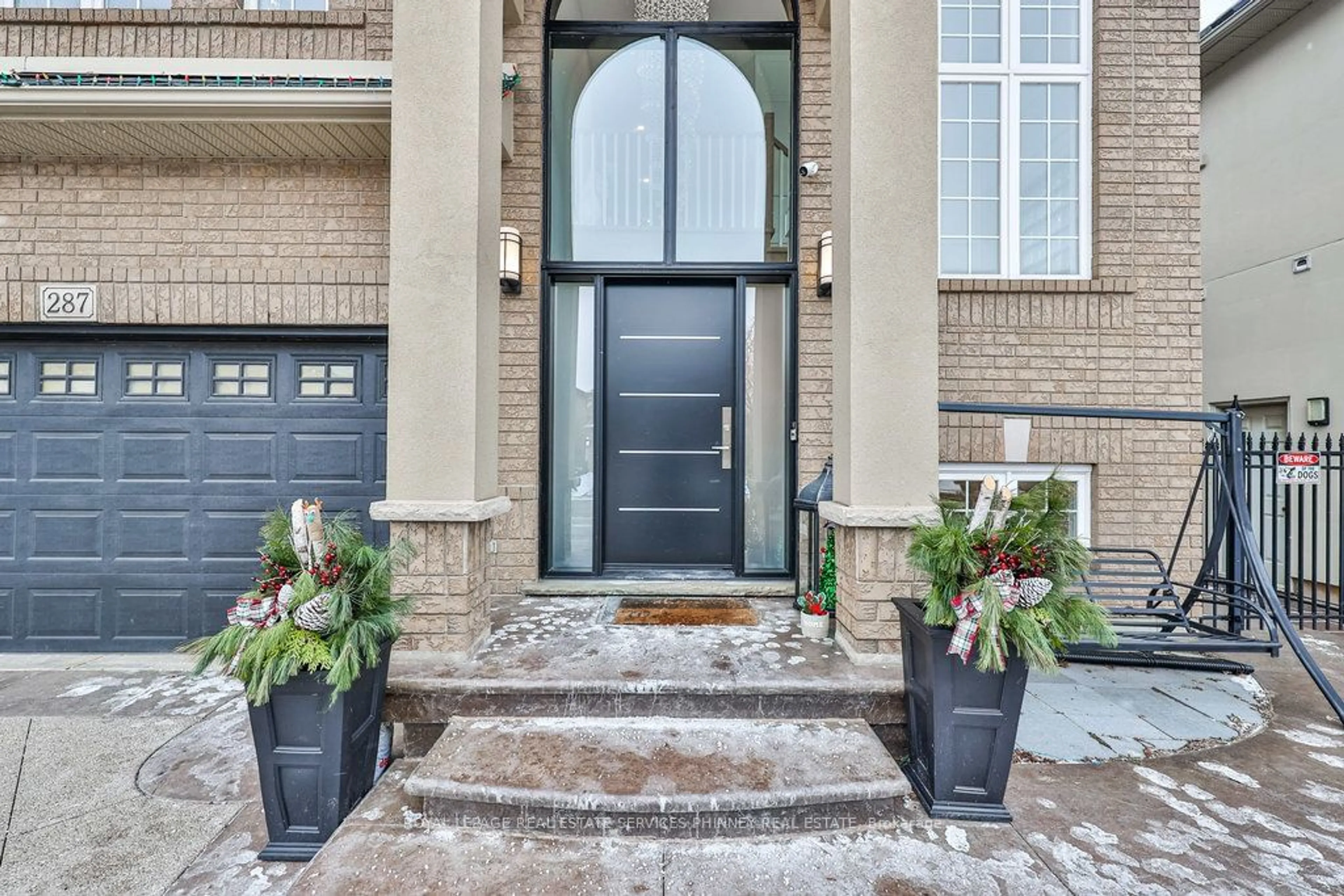 Indoor entryway for 287 Cloverleaf Dr, Hamilton Ontario L9K 1T1