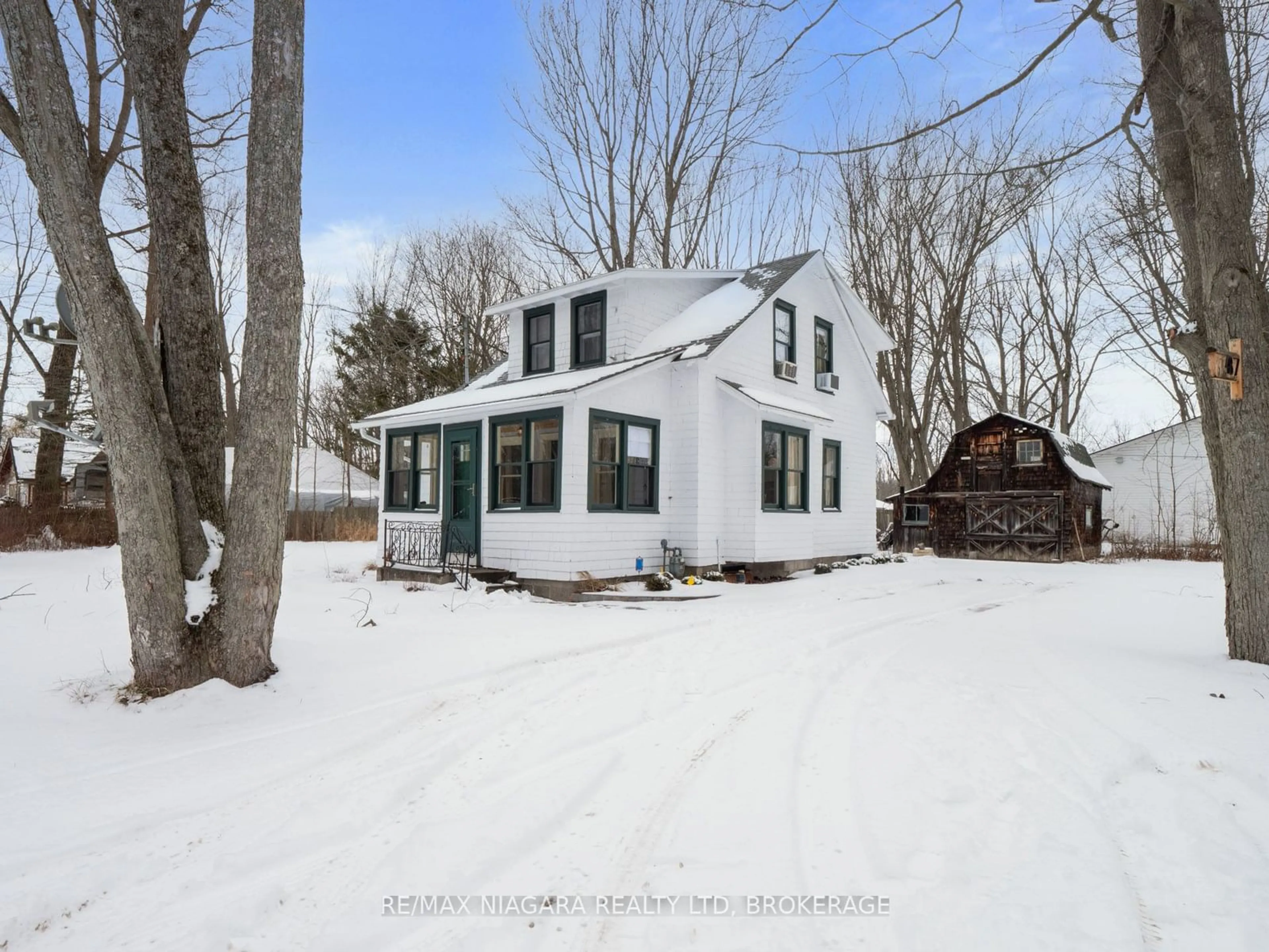 A pic from outside/outdoor area/front of a property/back of a property/a pic from drone, street for 487 Point Abino Rd, Fort Erie Ontario L0S 1N0