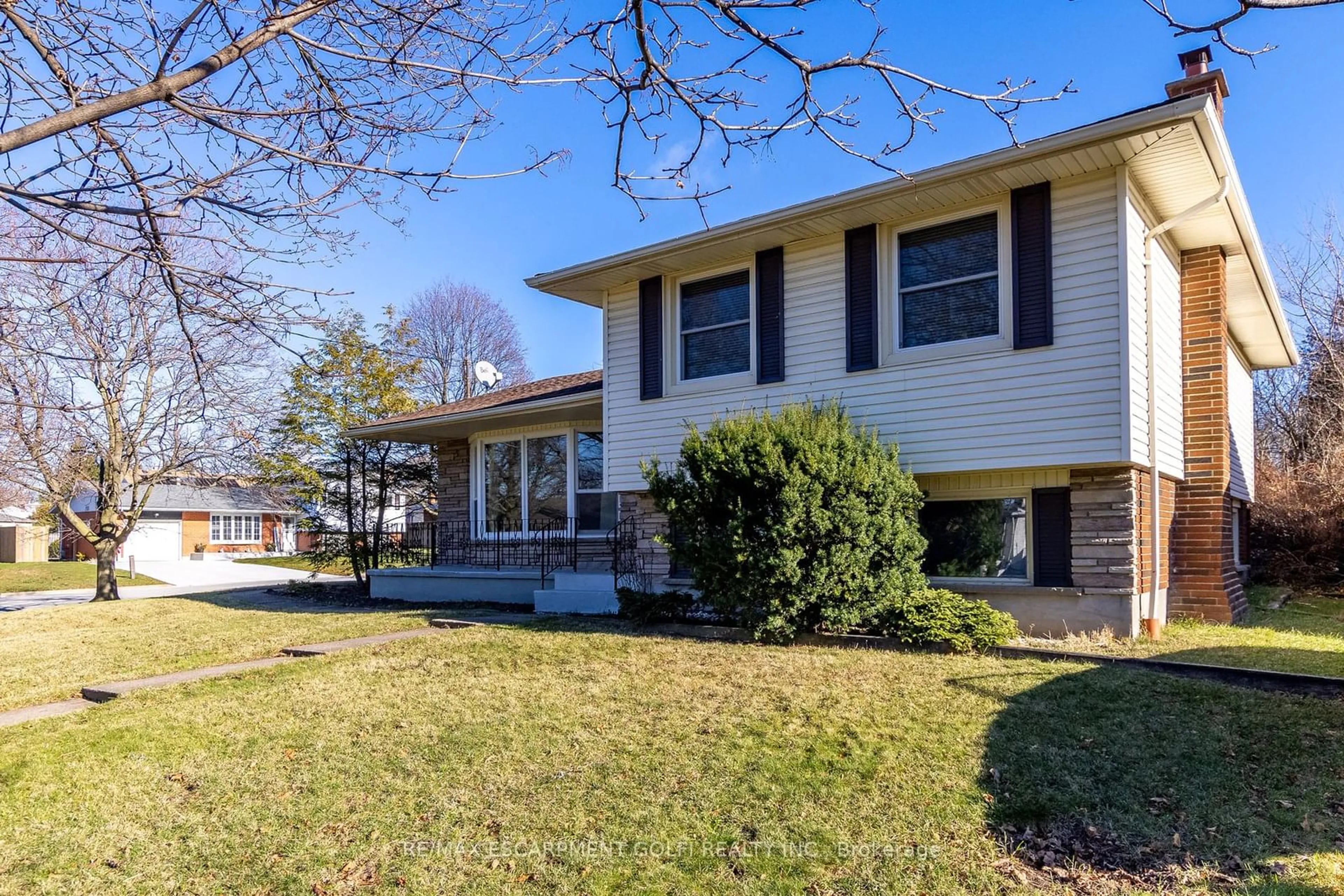 Home with vinyl exterior material, street for 24 Beacon Hill Dr, St. Catharines Ontario L2T 2X7