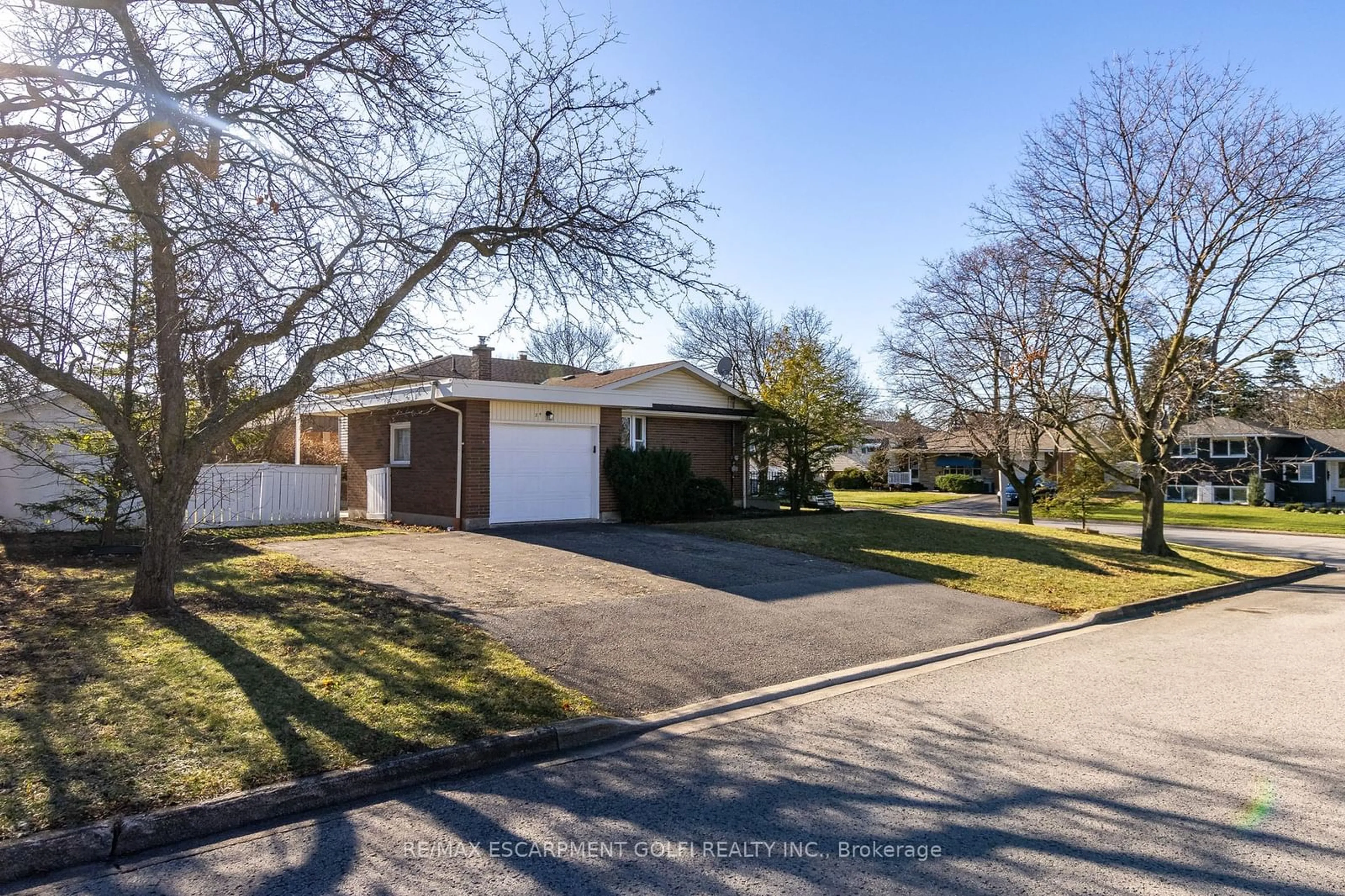 A pic from outside/outdoor area/front of a property/back of a property/a pic from drone, street for 24 Beacon Hill Dr, St. Catharines Ontario L2T 2X7