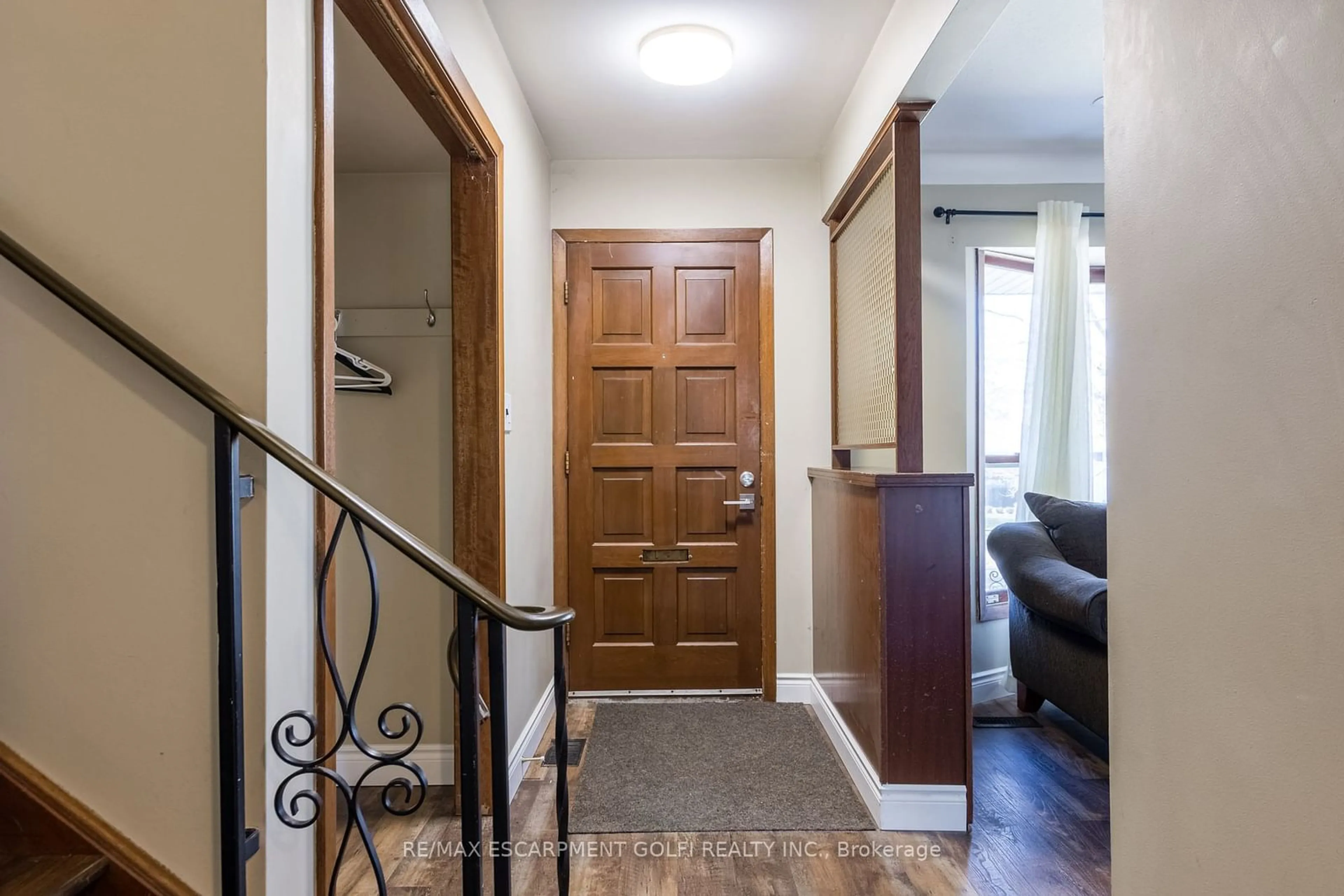 Indoor entryway for 24 Beacon Hill Dr, St. Catharines Ontario L2T 2X7