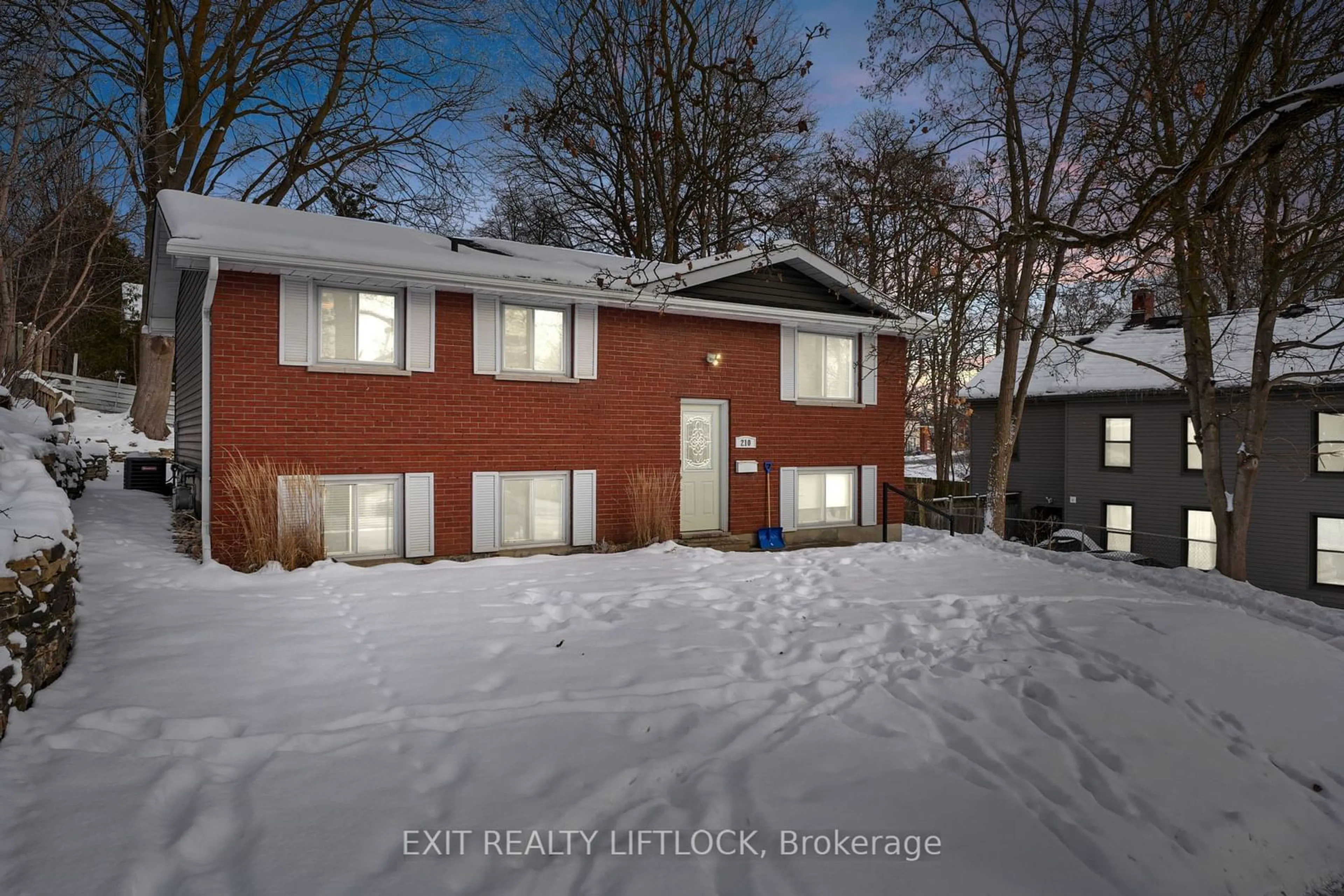 A pic from outside/outdoor area/front of a property/back of a property/a pic from drone, street for 210 Antrim St, Peterborough Ontario K9H 3G4