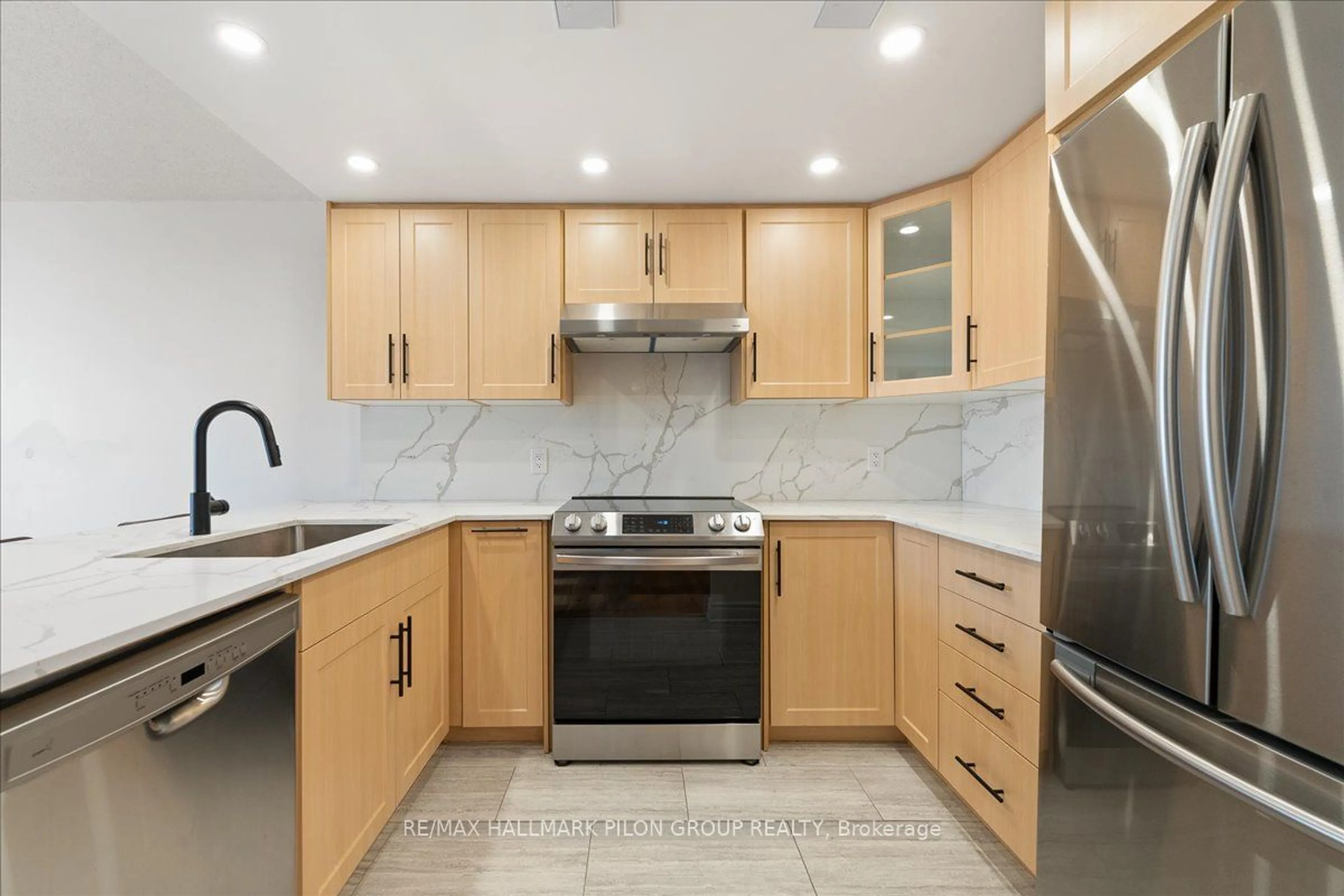 Standard kitchen, ceramic/tile floor for 201 Laurier Ave #405, Lower Town - Sandy Hill Ontario K1N 6P1