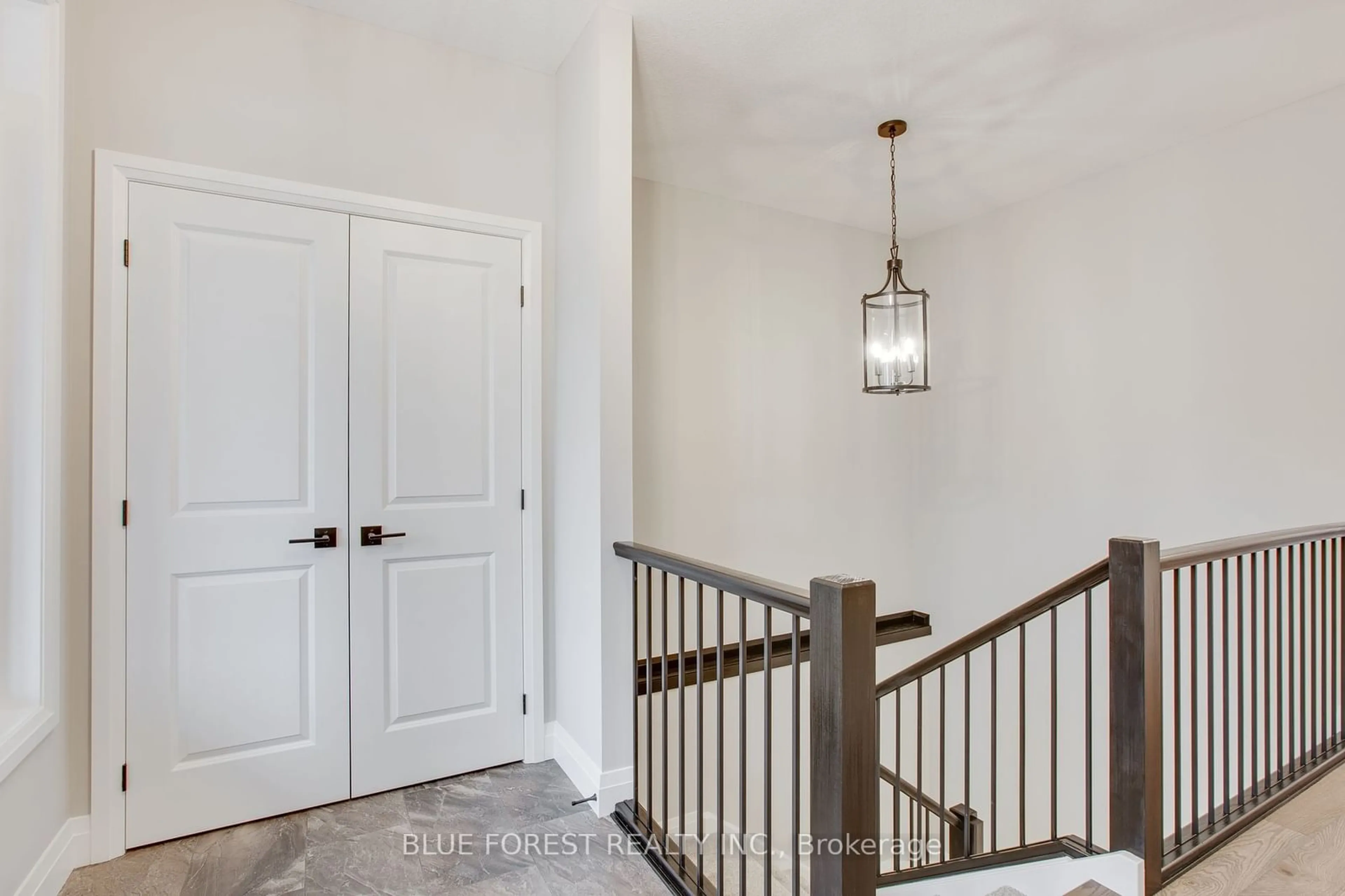 Indoor entryway for 140 SHIRLEY St, Thames Centre Ontario N0M 2P0