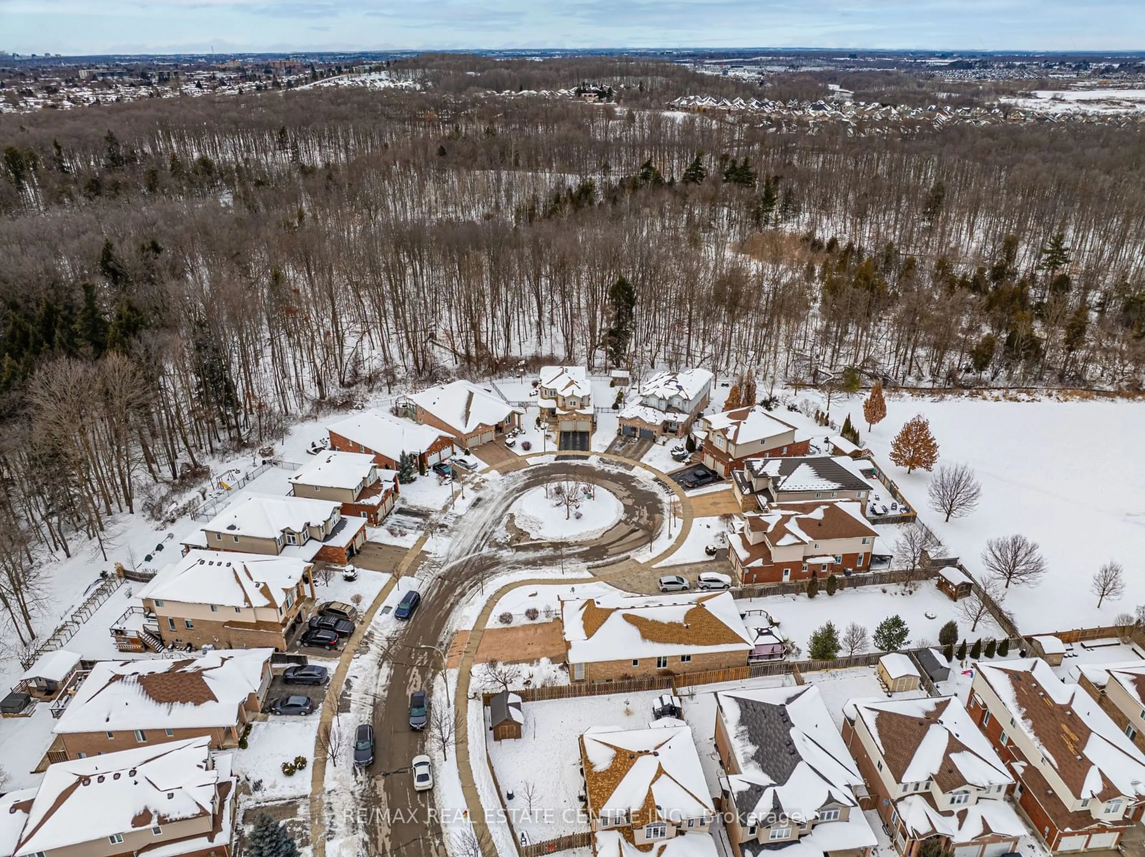 A pic from outside/outdoor area/front of a property/back of a property/a pic from drone, street for 524 Country Clair Pl, Kitchener Ontario N2A 4M7