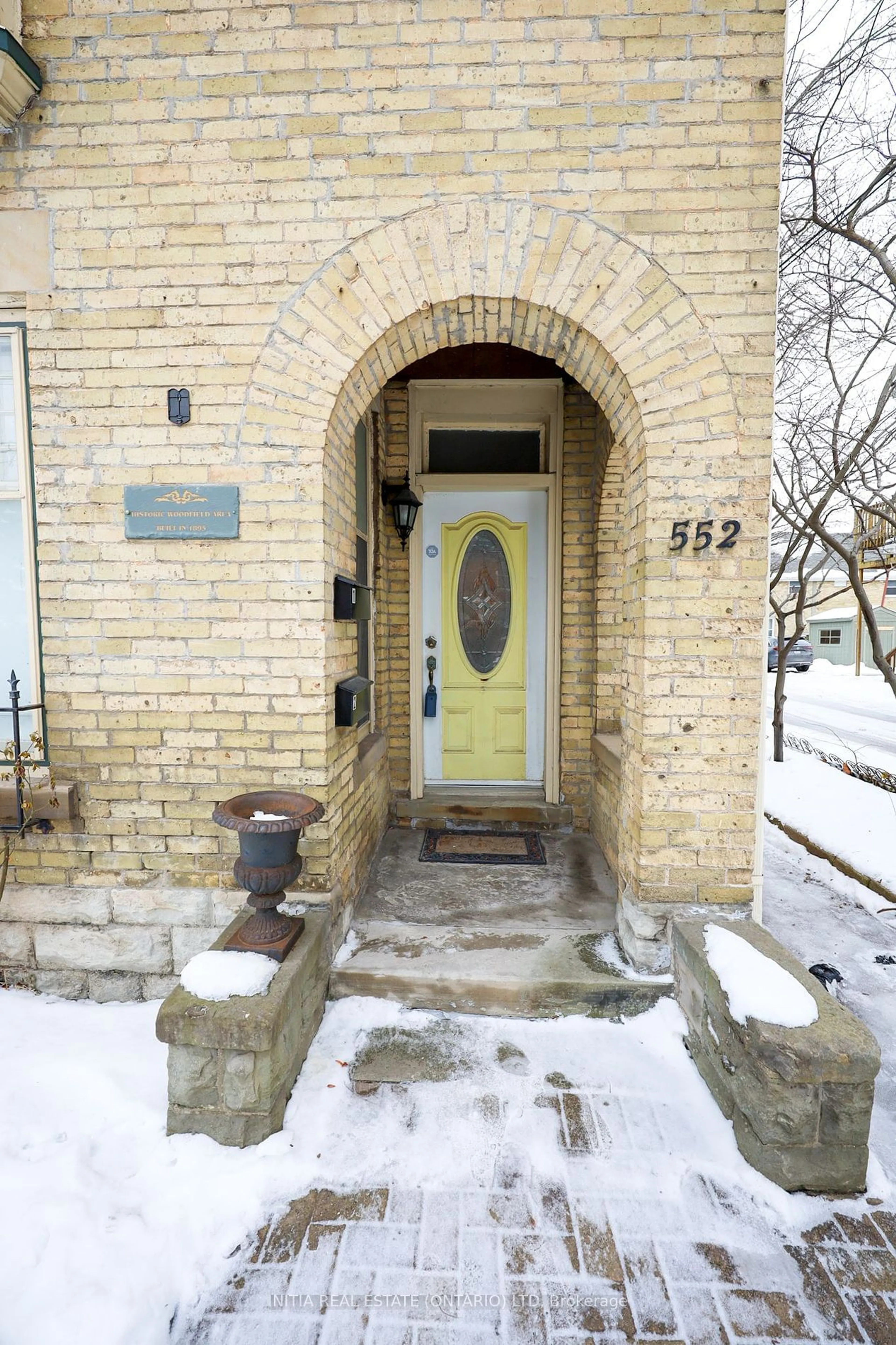 Indoor entryway for 552 Adelaide St, London Ontario N6B 3J5