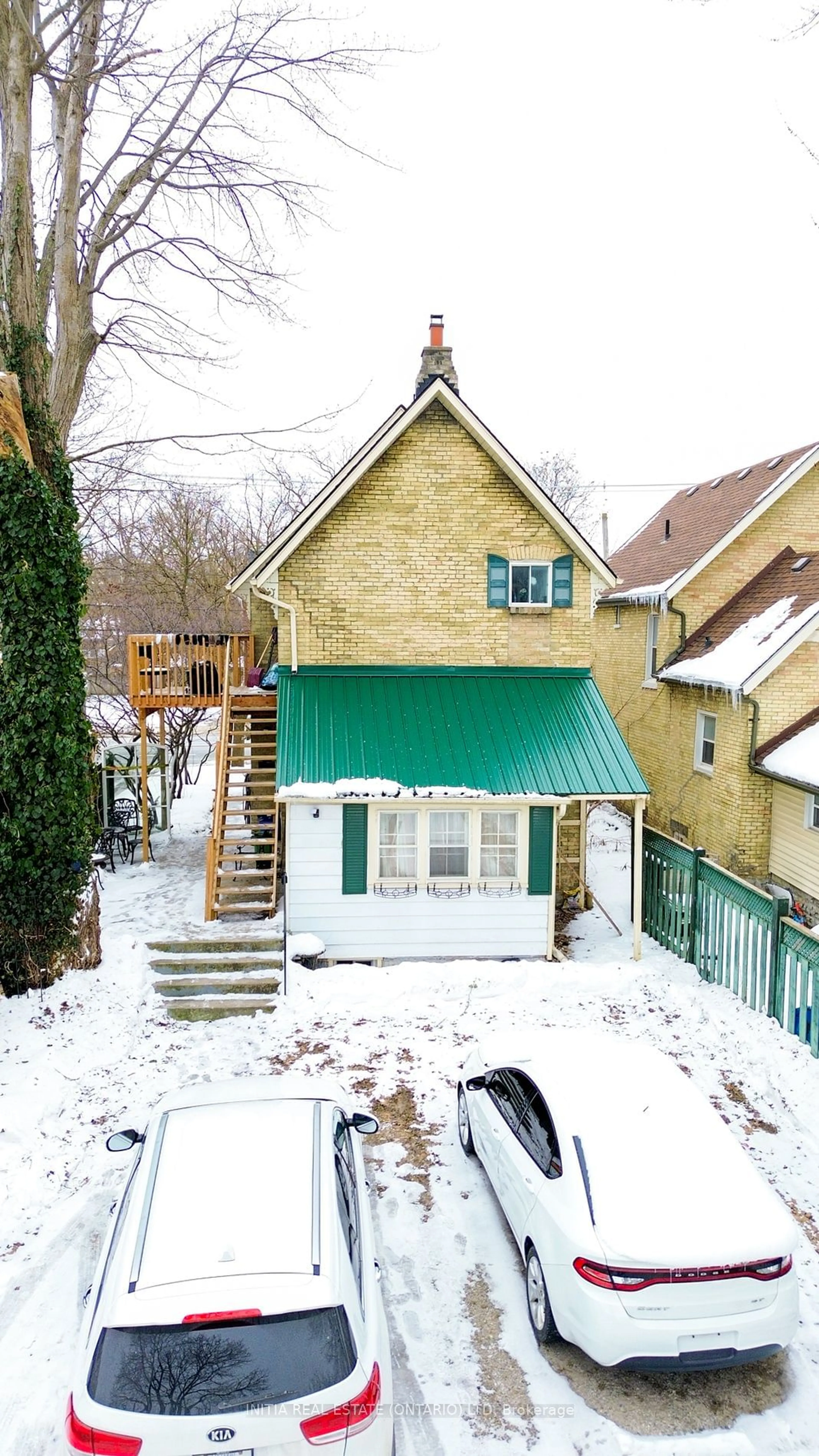 A pic from outside/outdoor area/front of a property/back of a property/a pic from drone, street for 552 Adelaide St, London Ontario N6B 3J5