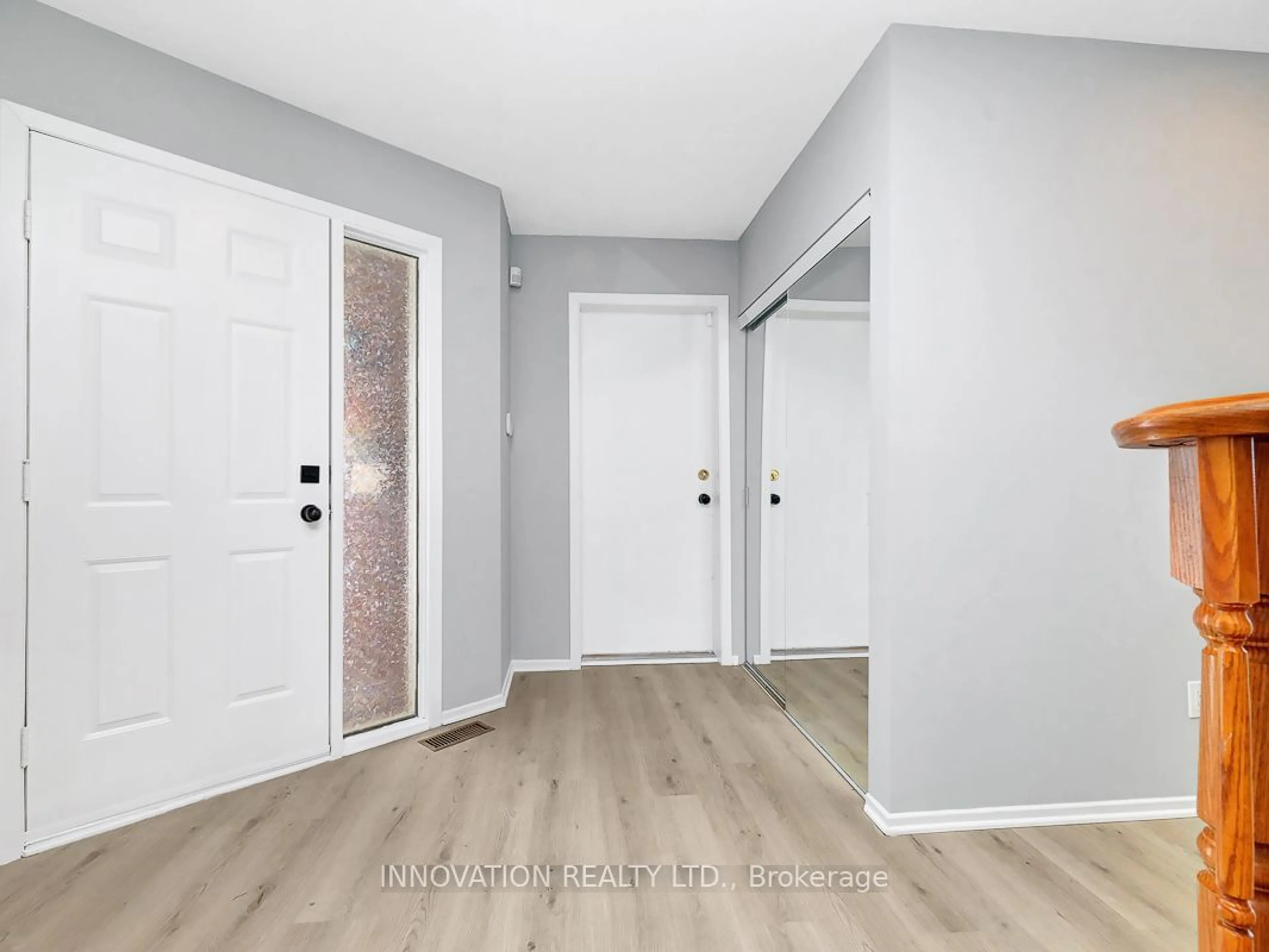 Indoor entryway for 2 CHICKASAW Cres, Kanata Ontario K2M 1M3