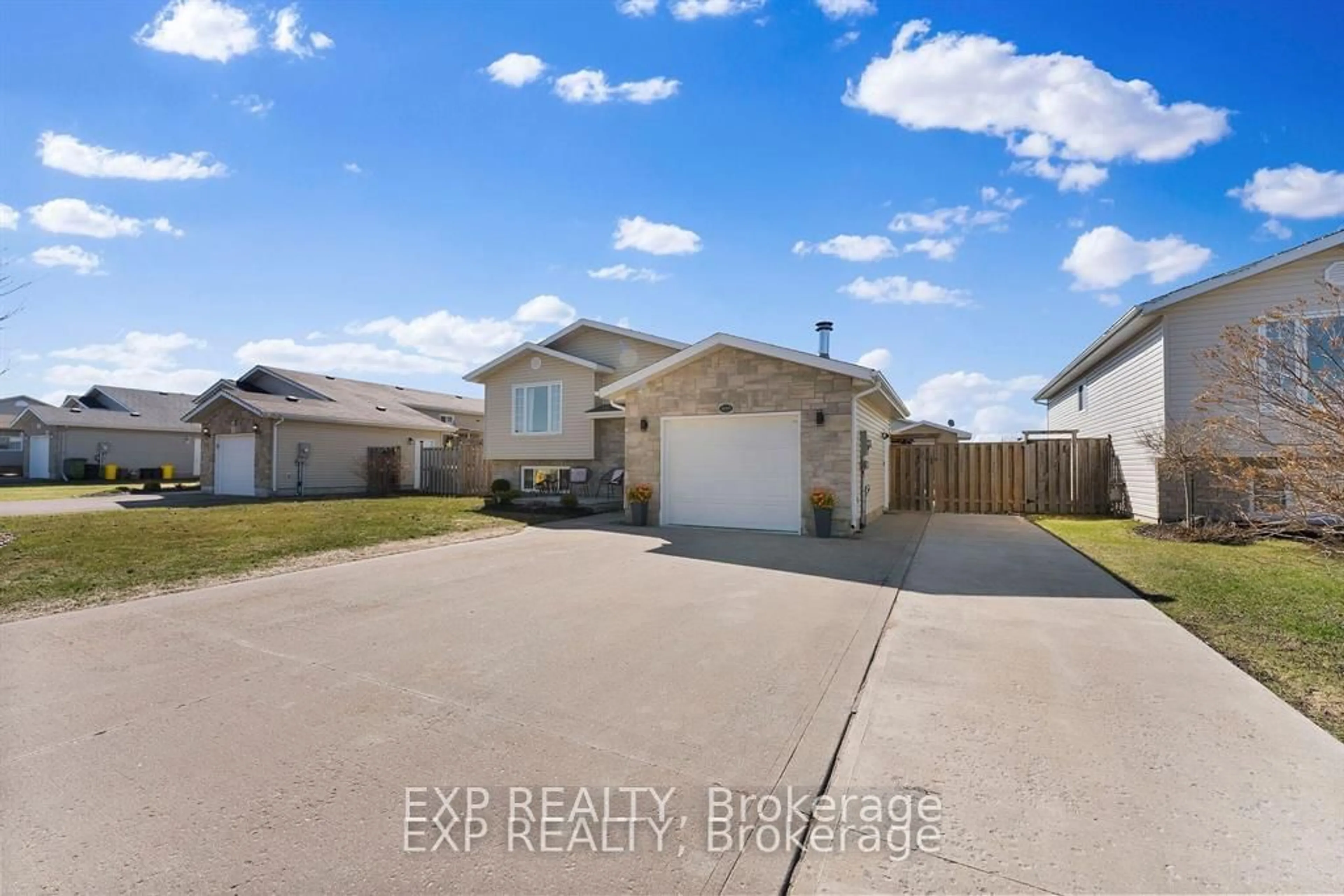 A pic from outside/outdoor area/front of a property/back of a property/a pic from drone, street for 1033 Riverstone Tr, Petawawa Ontario K8H 0A6