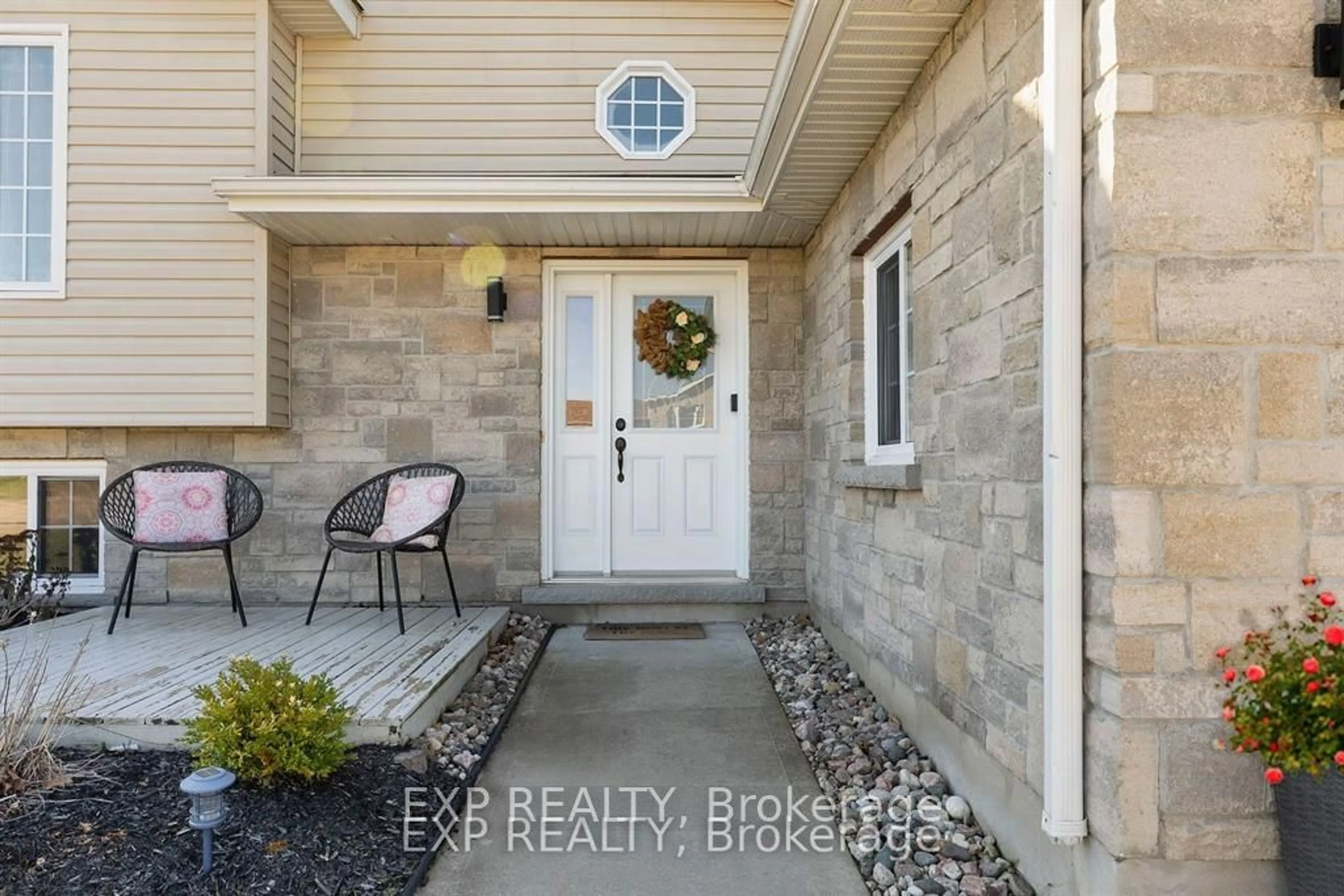 Indoor entryway for 1033 Riverstone Tr, Petawawa Ontario K8H 0A6